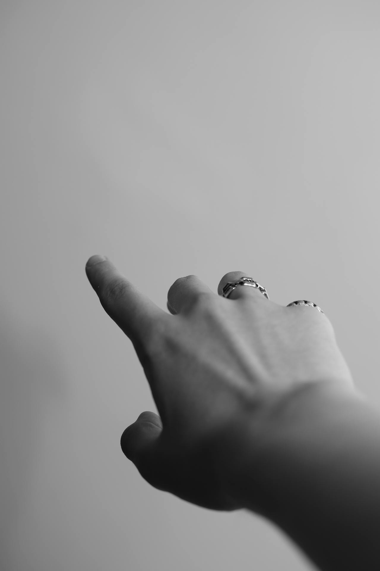 A person pointing their finger | Source: Pexels
