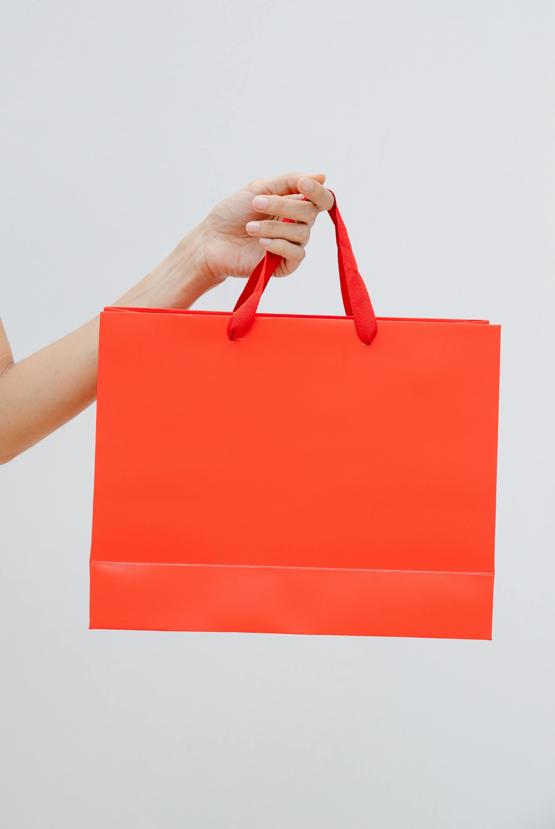 A woman holding a gift bag | Source: Pexels
