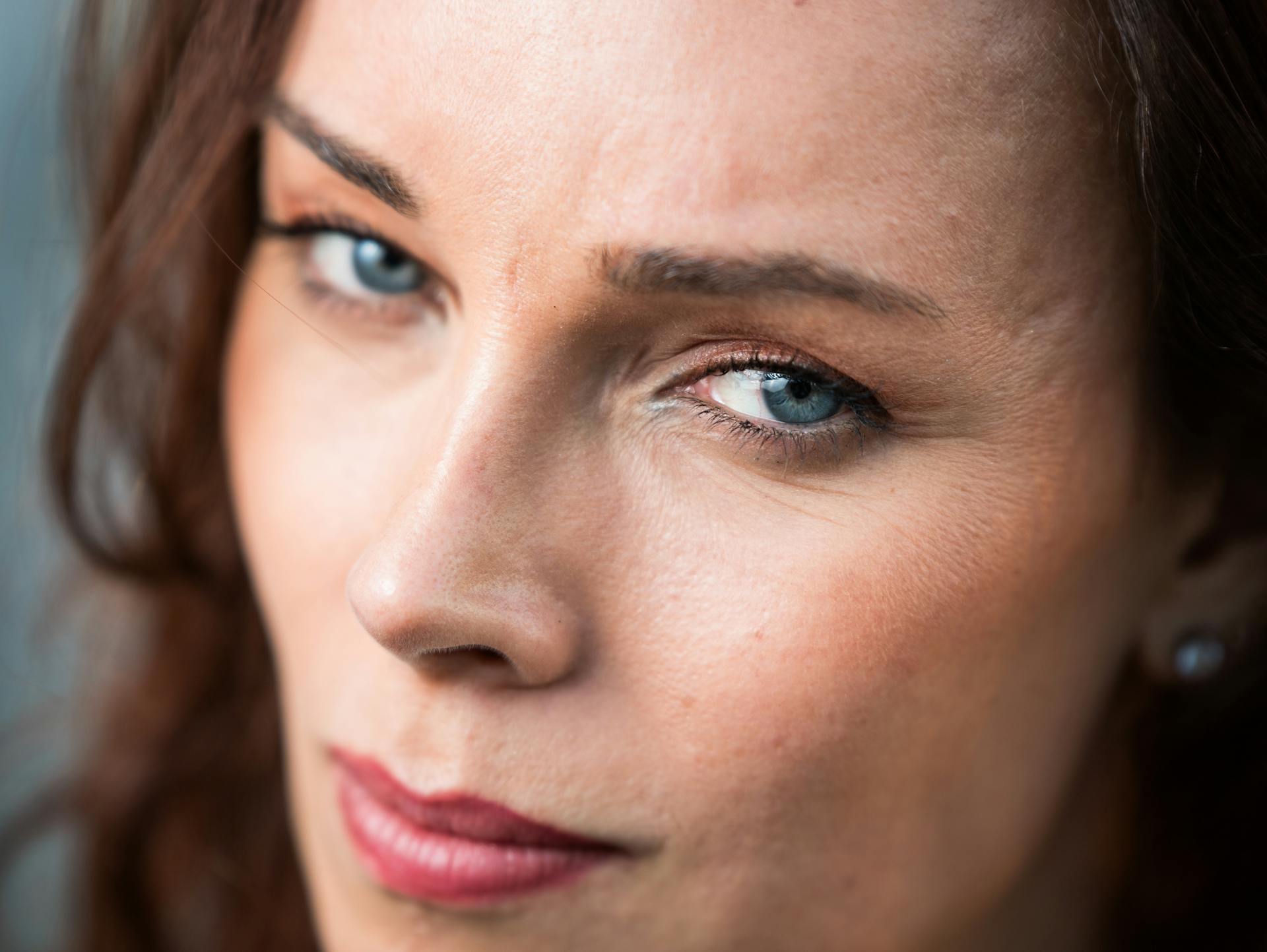 A woman with a condescending glare | Source: Pexels