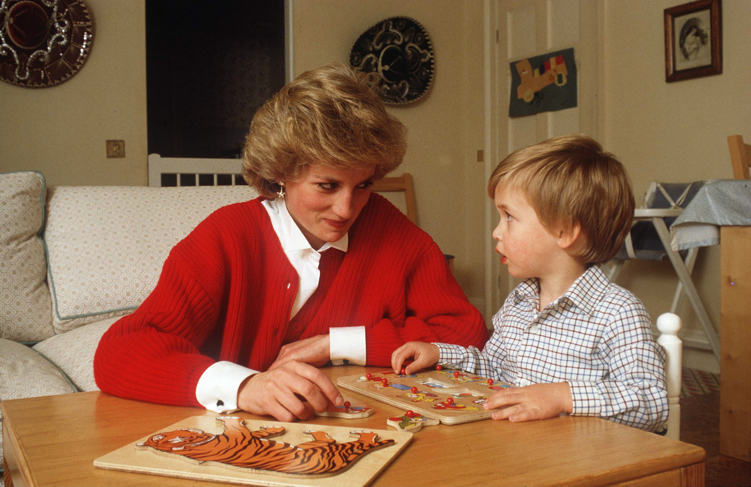 Princess Diana Helping Prince William with A puzzle in his playroom in Kensington Palace circa 1985. | Source: Getty Images