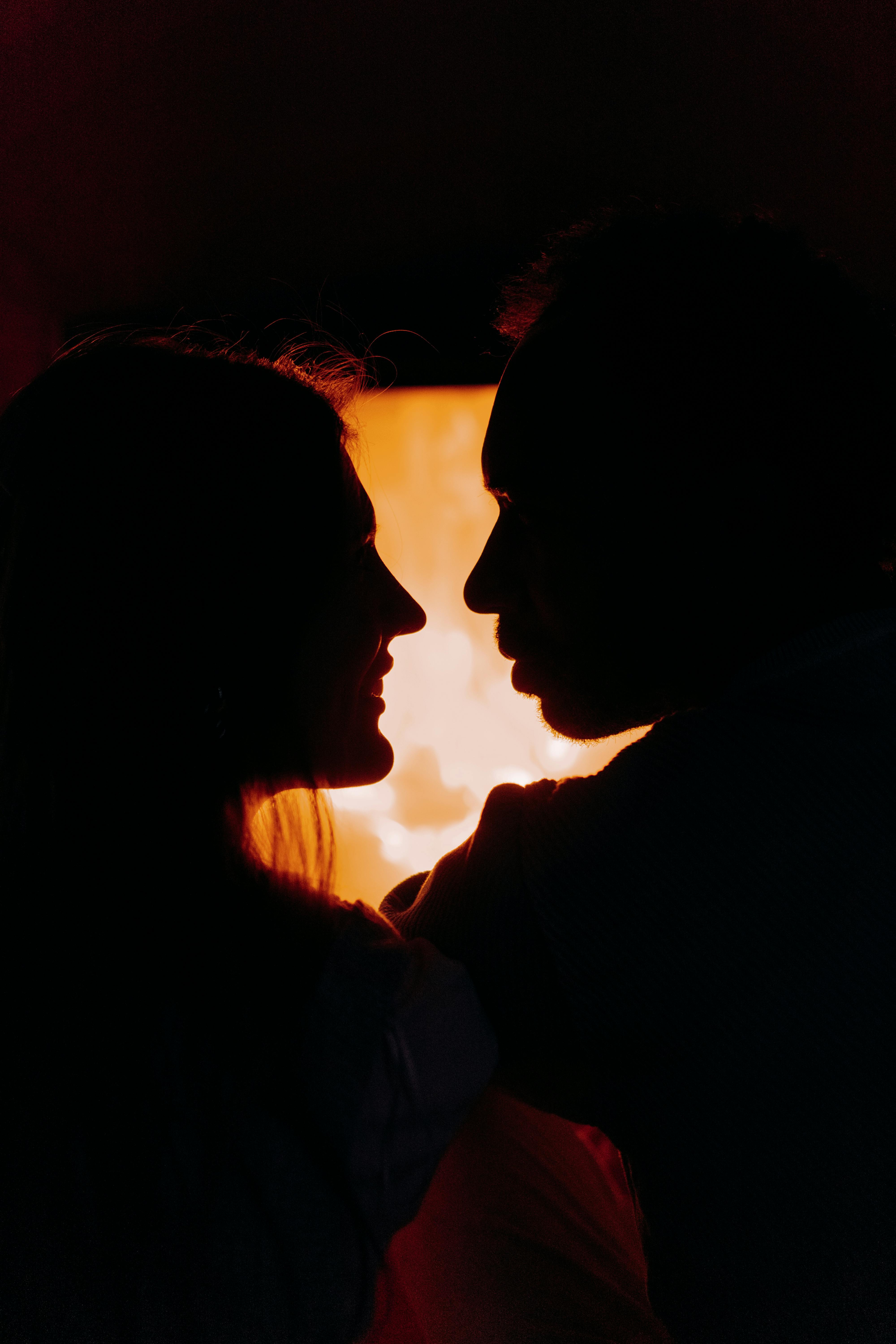 Silhouette Of couple looking at each other | Source: Pexels