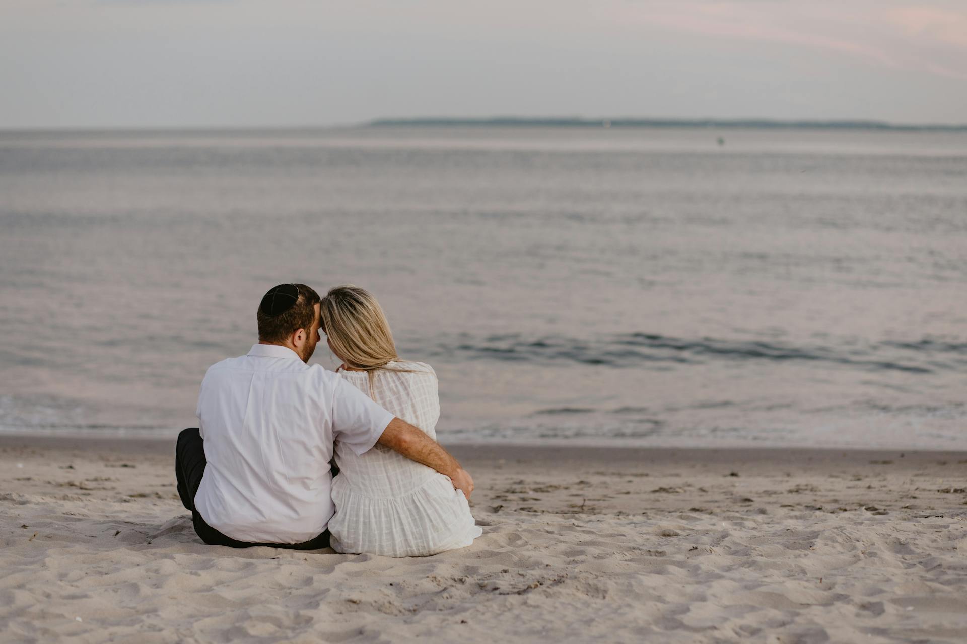 A couple sitting on the beach | Source: Pexels