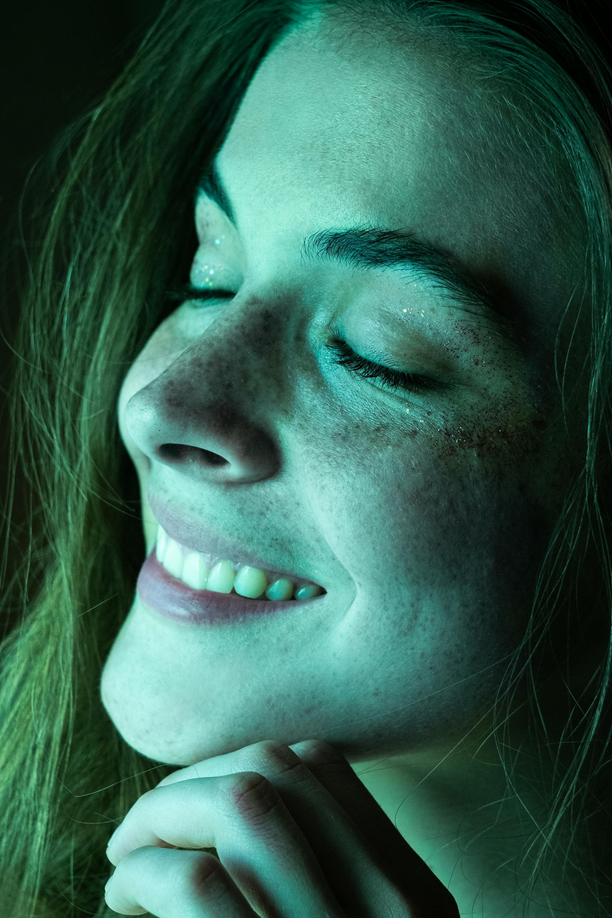 A close up of a smiling young woman | Source: Pexels