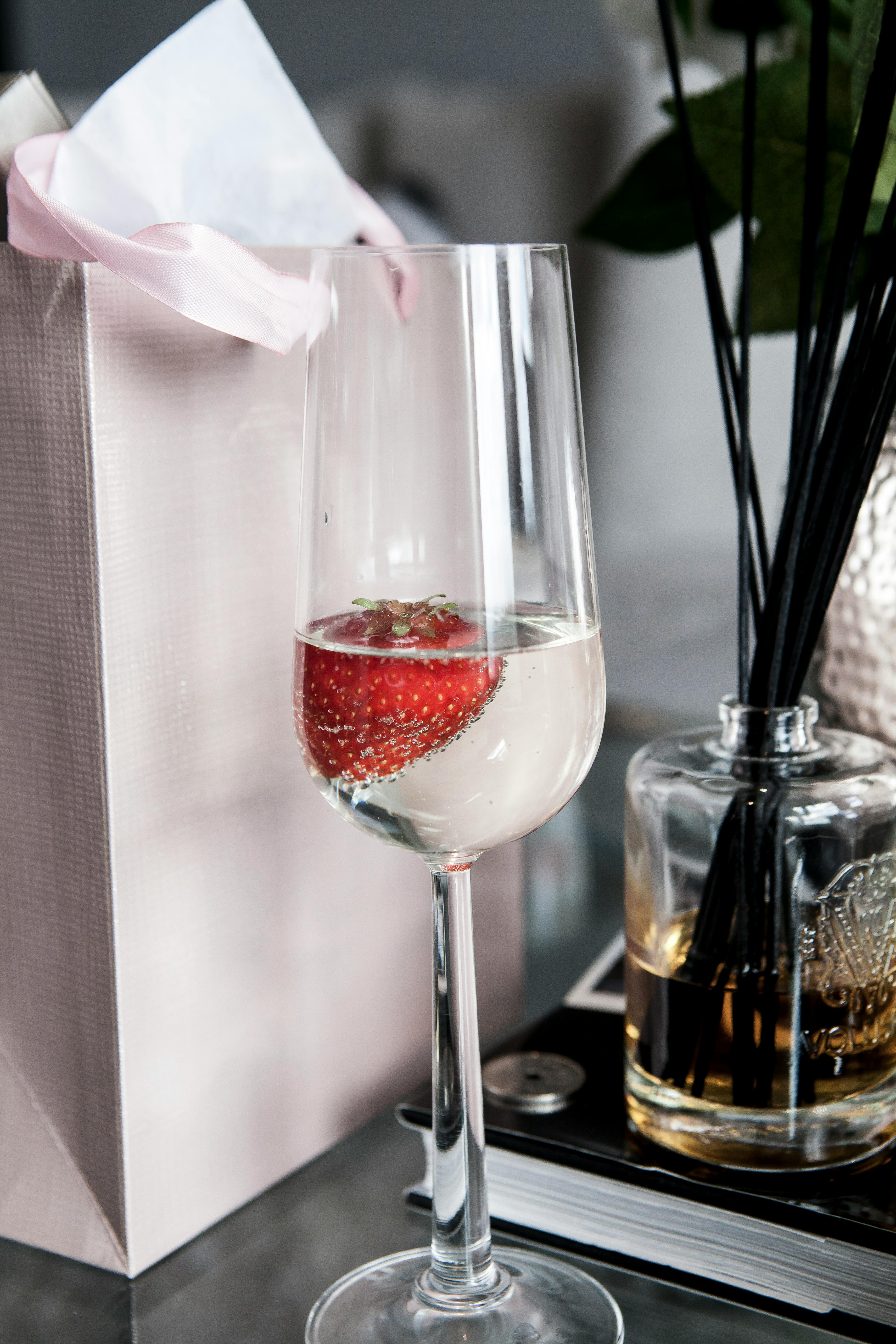 Uma sacola de presentes sobre uma mesa | Fonte: Pexels