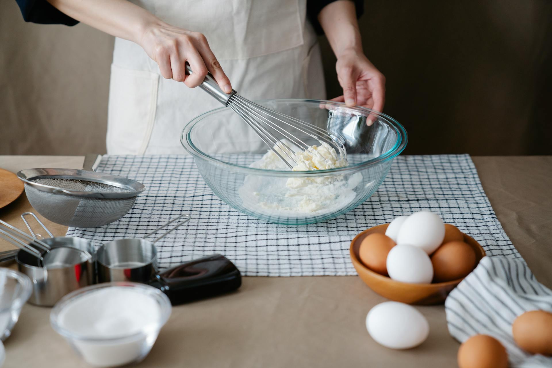 A woman making a cake | Source: Pexels