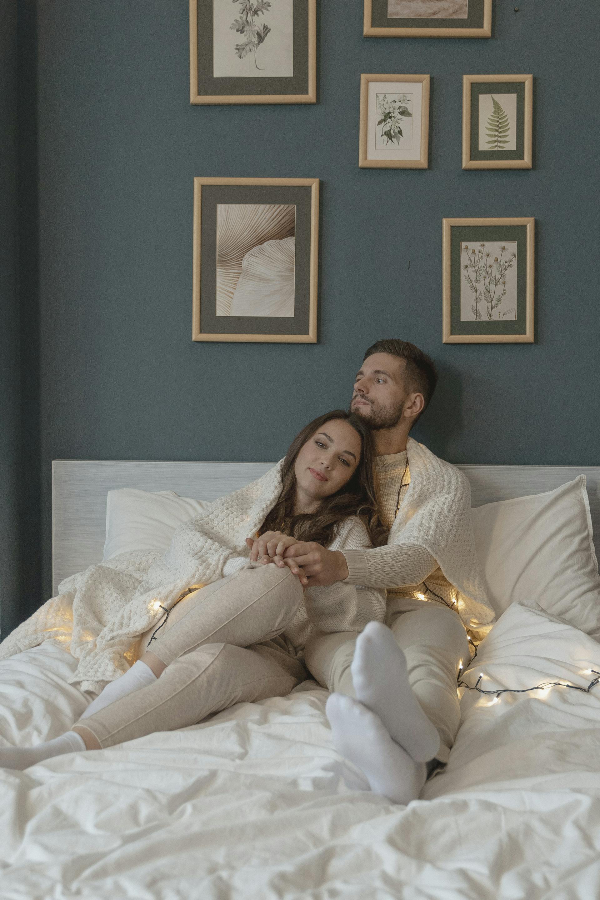 A couple sitting together in bed | Source: Pexels