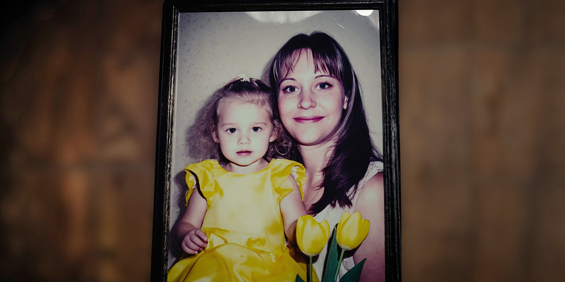 A framed photo of a mother and daughter | Source: Barabola