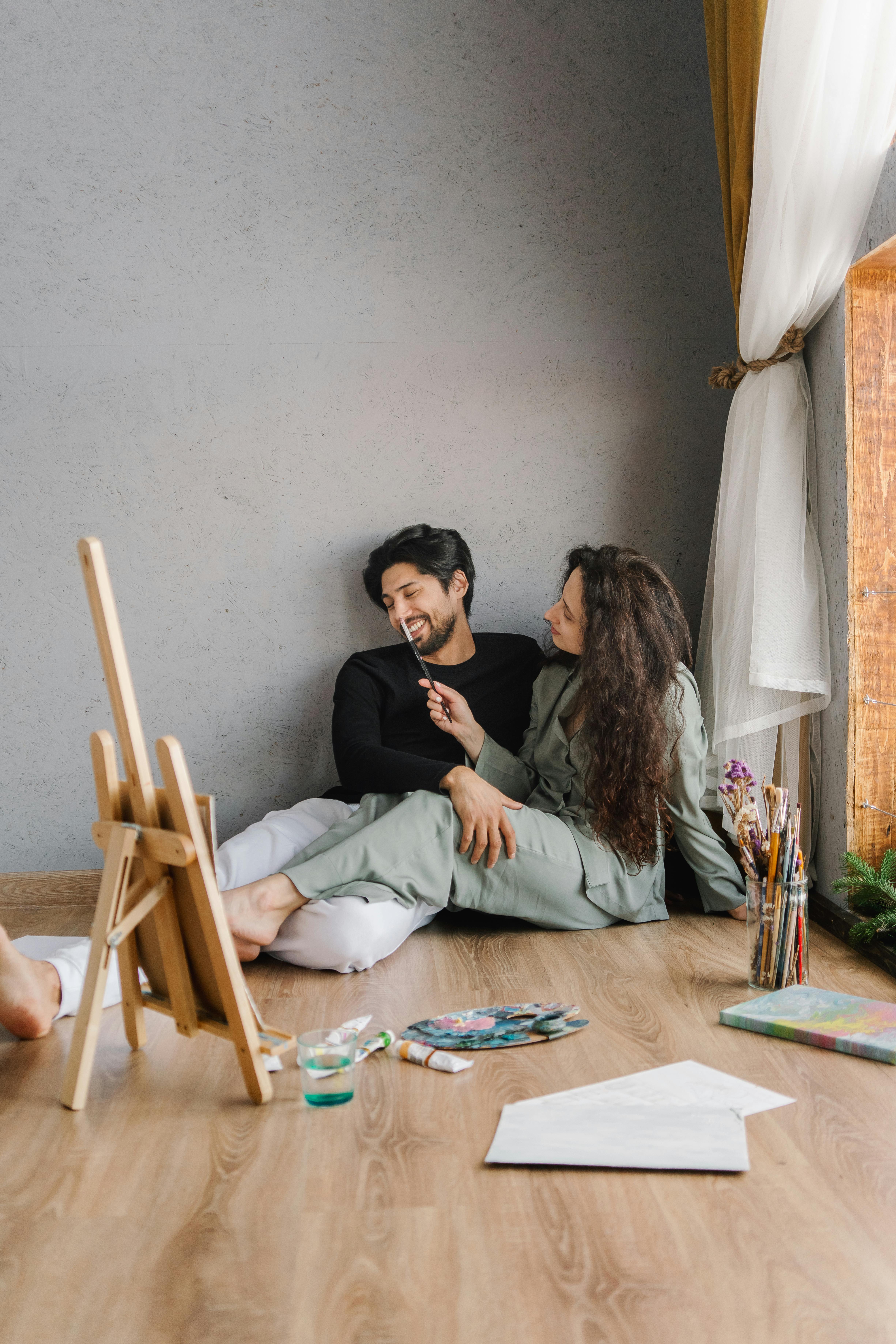 A couple sitting on the floor | Source: Pexels
