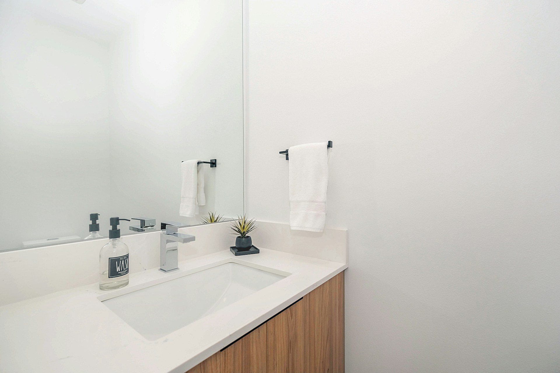 A clean bathroom counter and sink | Source: Unsplash