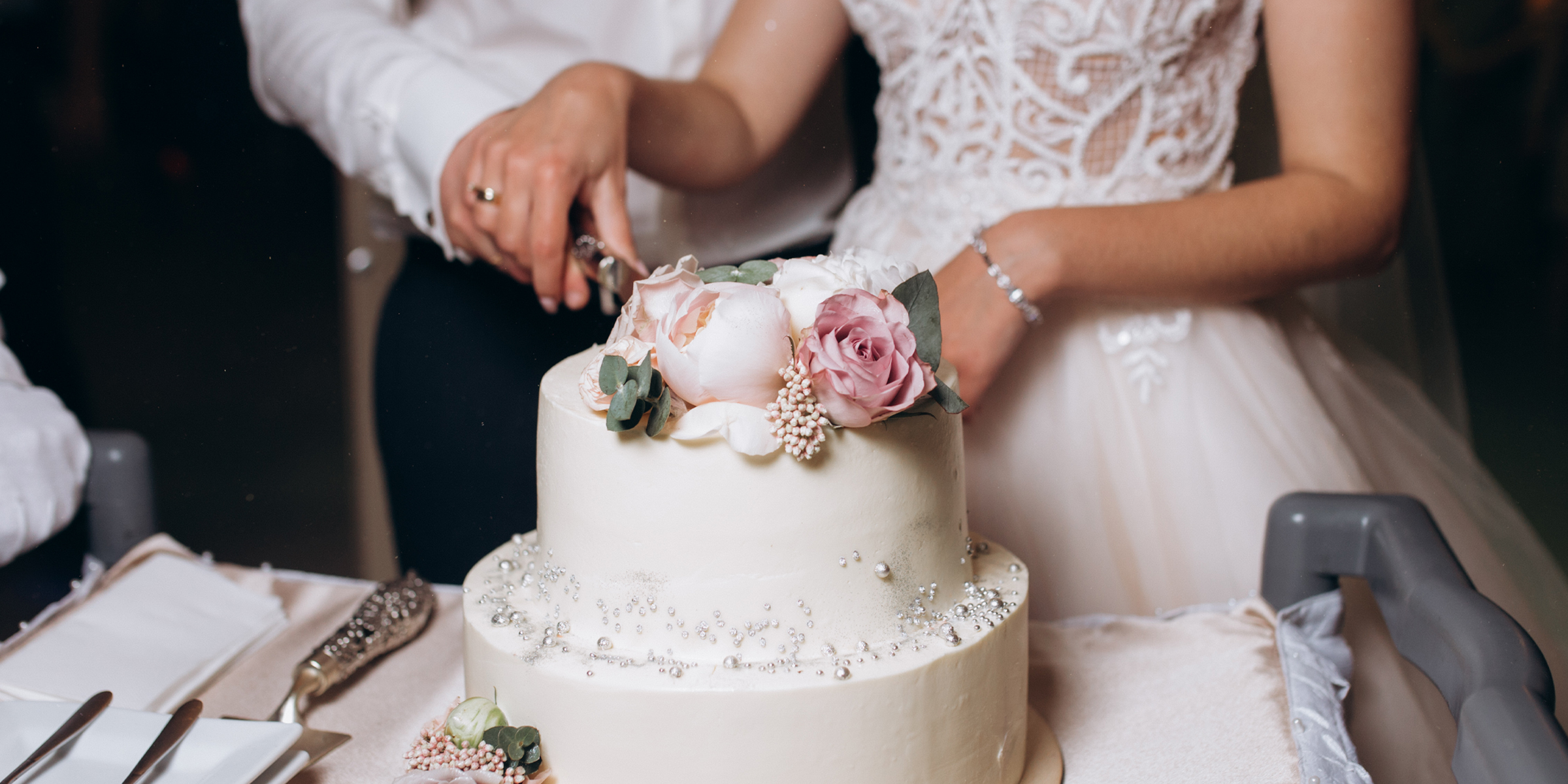 A bride and groom cutting a cake | Source: Freepik