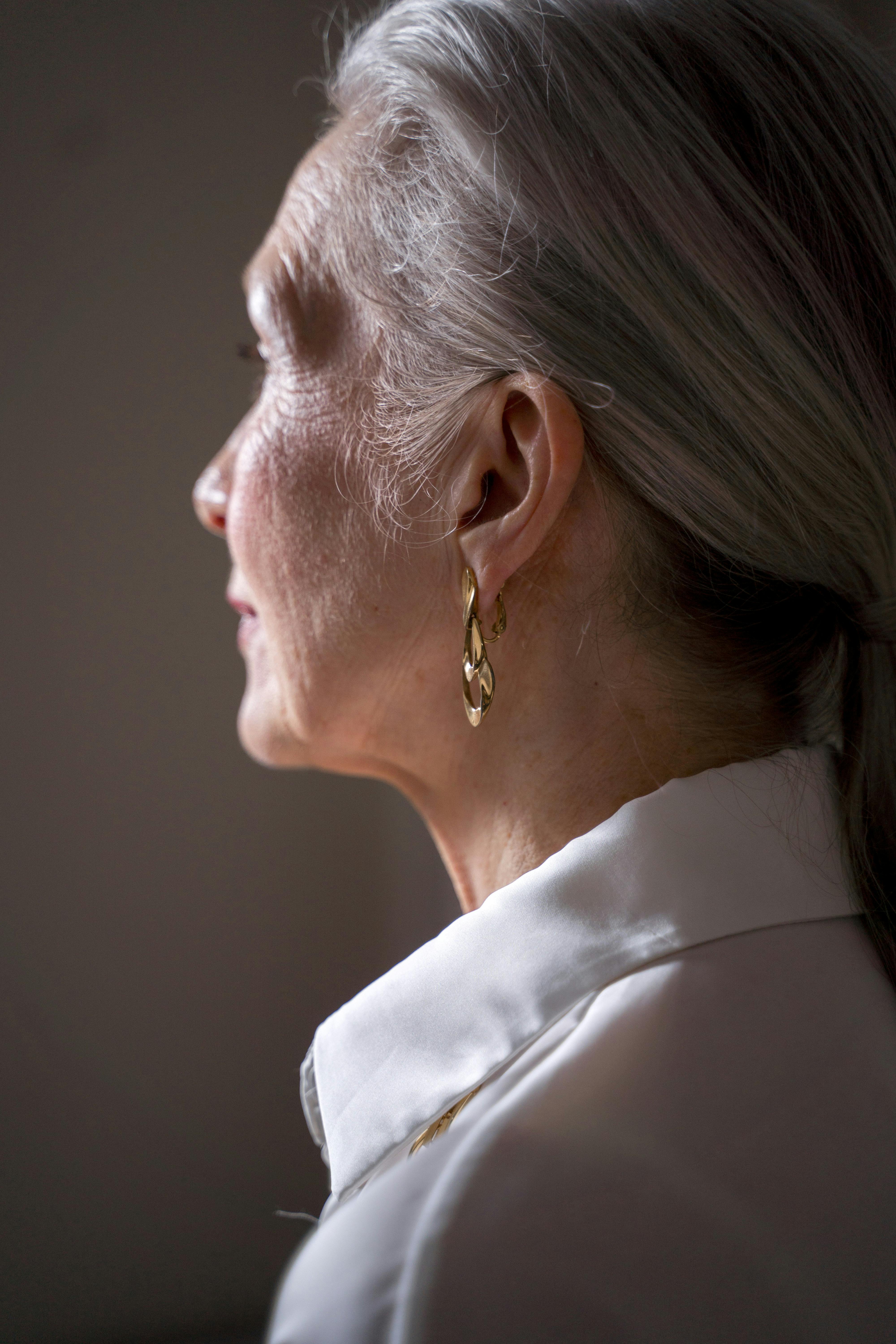 A side profile of an older woman | Source: Pexels