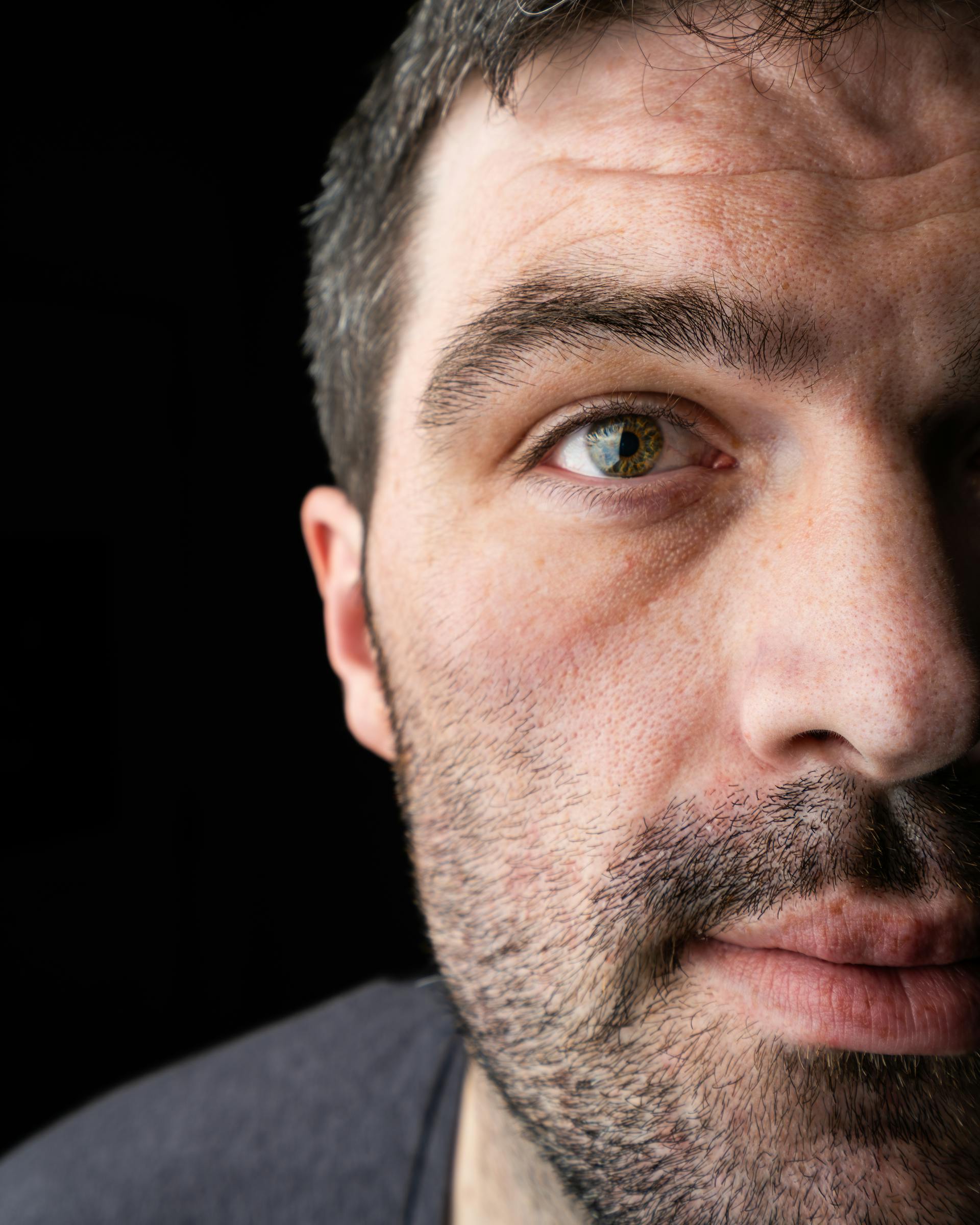 A man with an intense stare | Source: Pexels