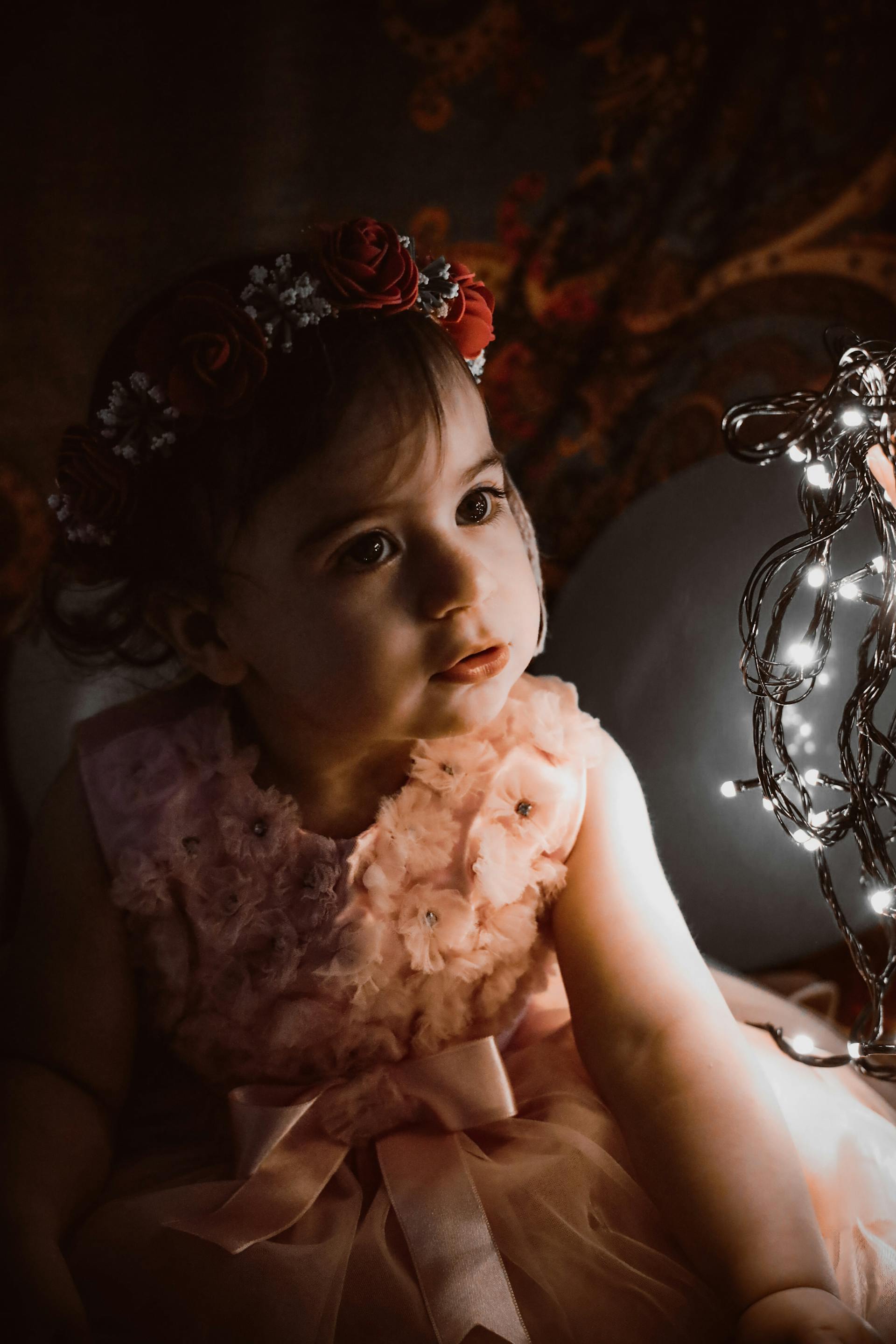 A toddler girl wearing a flower crown | Source: Pexels