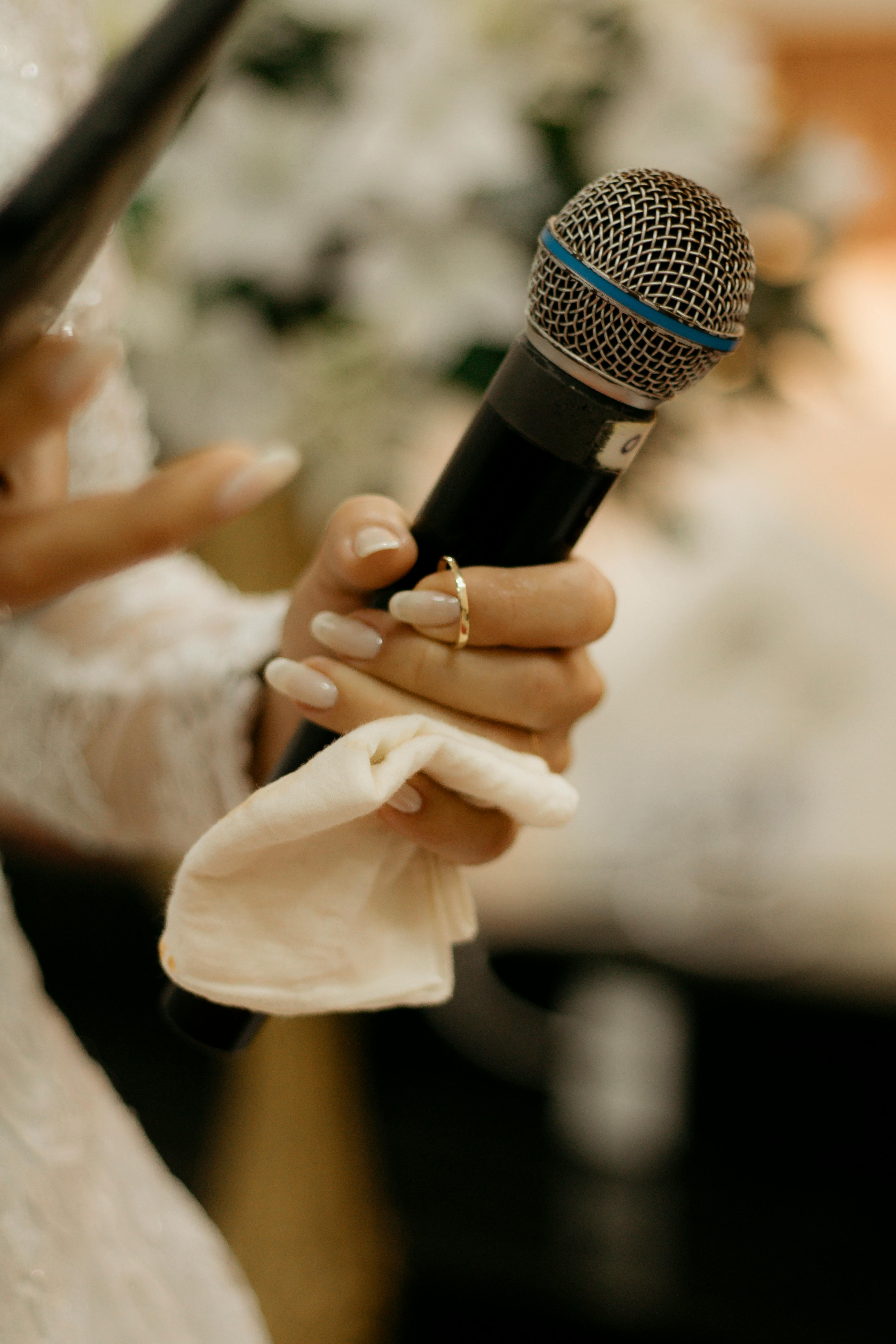 A woman holding a microphone | Source: Pexels