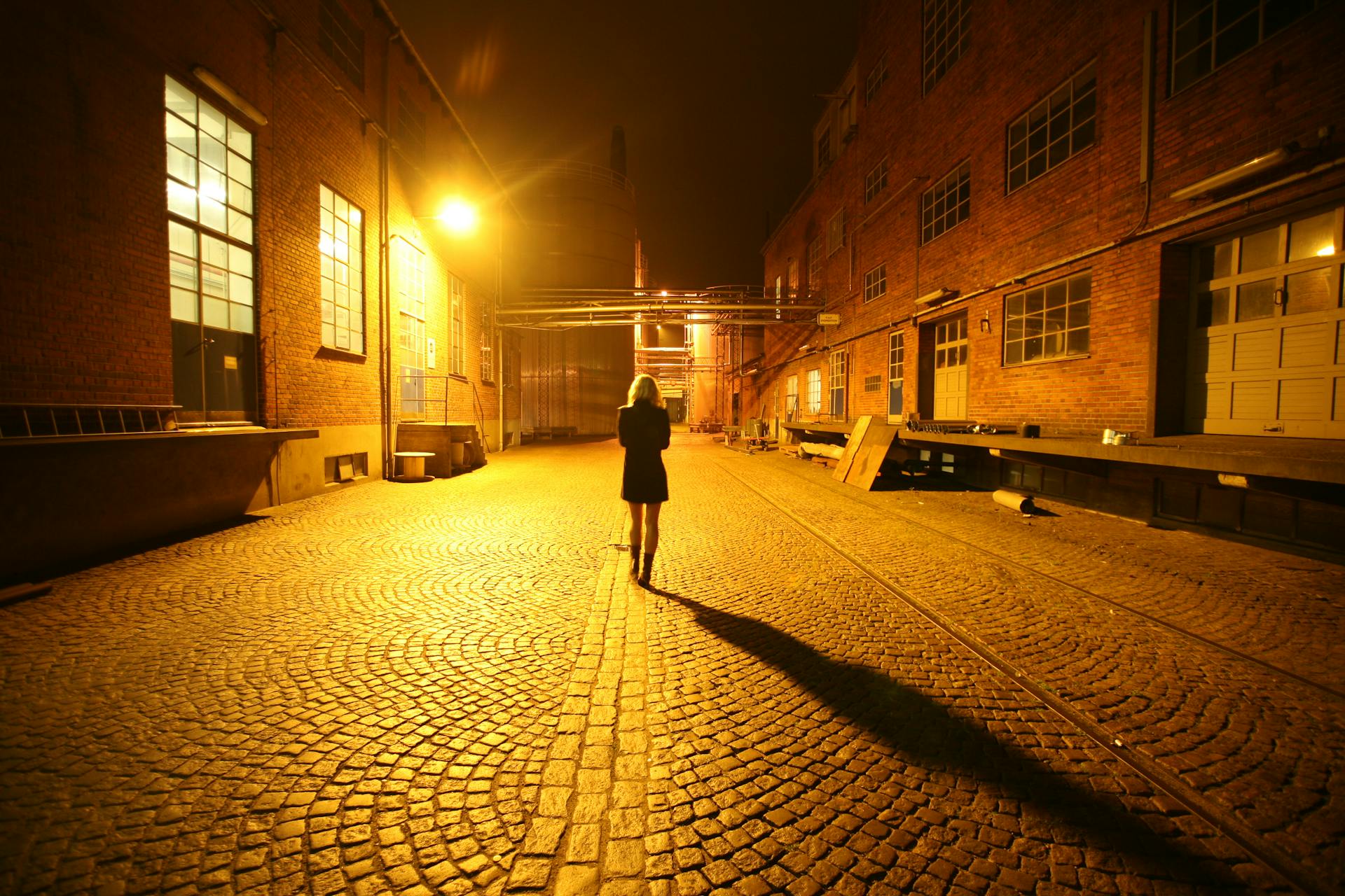A woman walking on the street at night | Source: Pexels