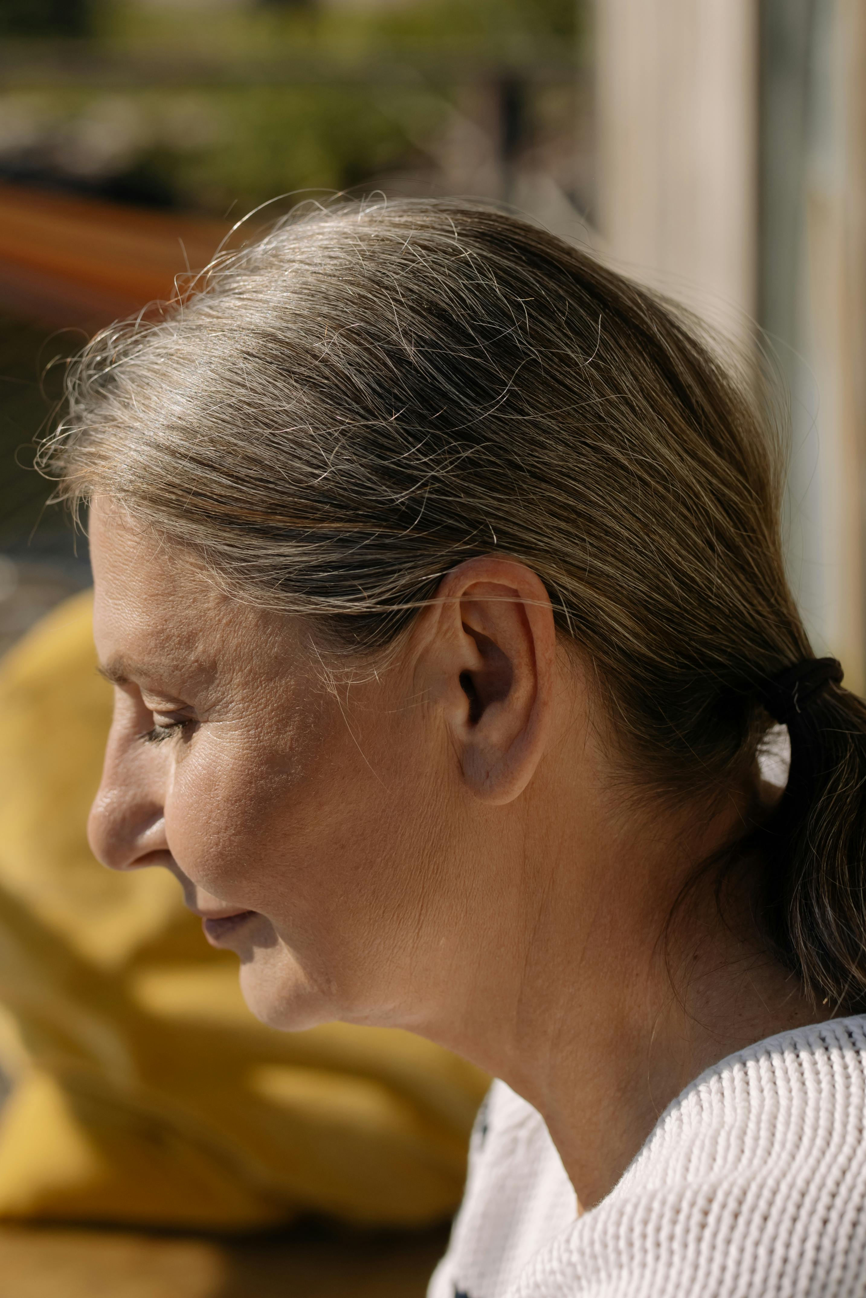 A side view of an older woman | Source: Pexels