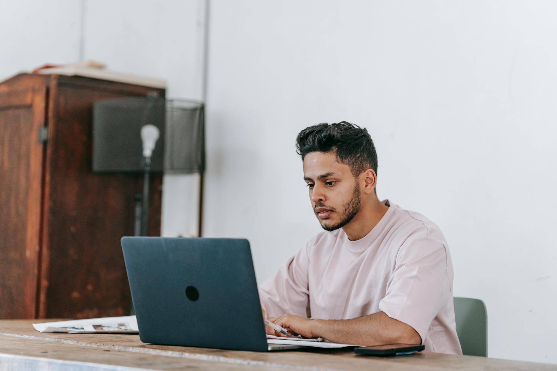 An unhappy man on a laptop | Source: Pexels