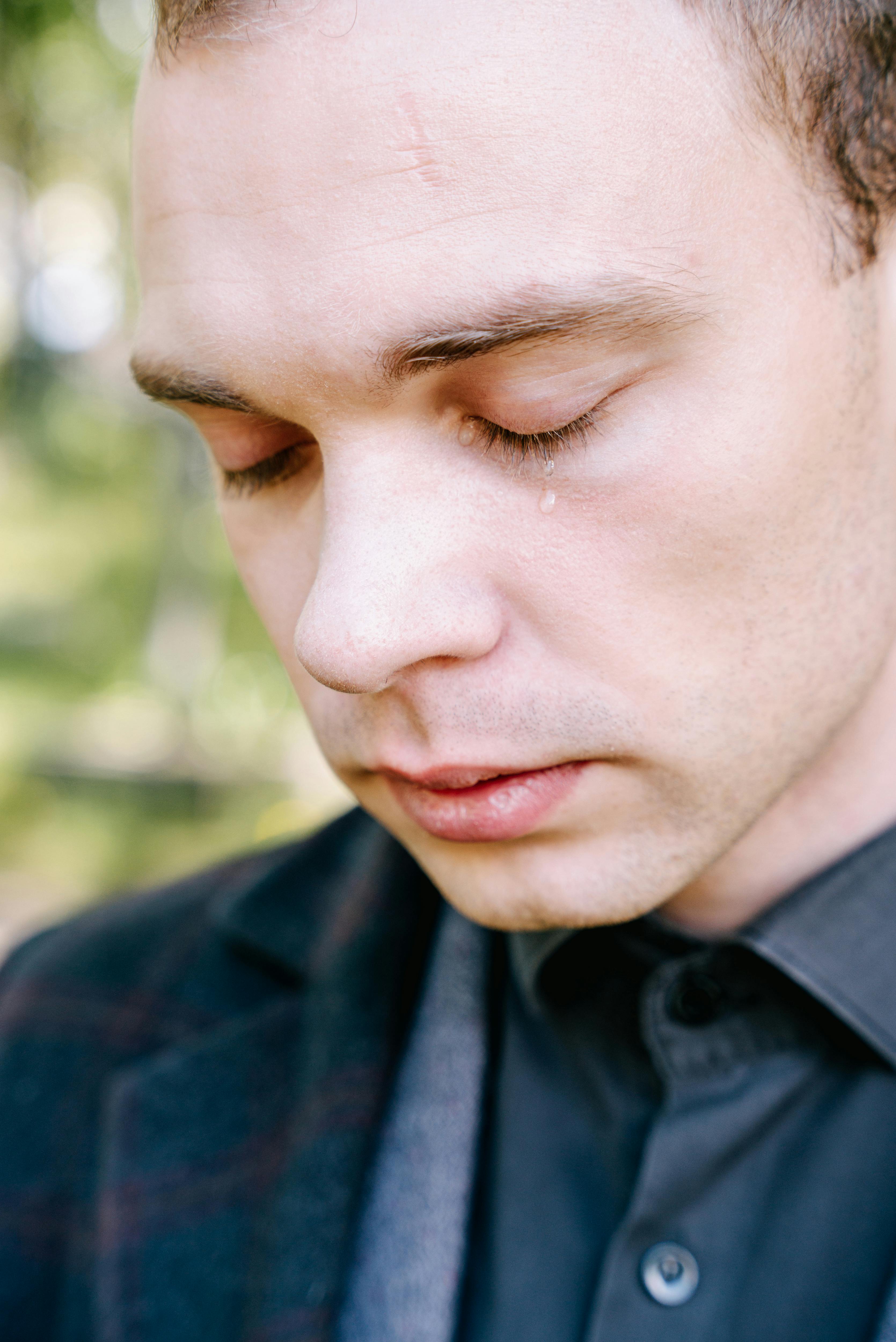 A crying man looking down | Source: Pexels