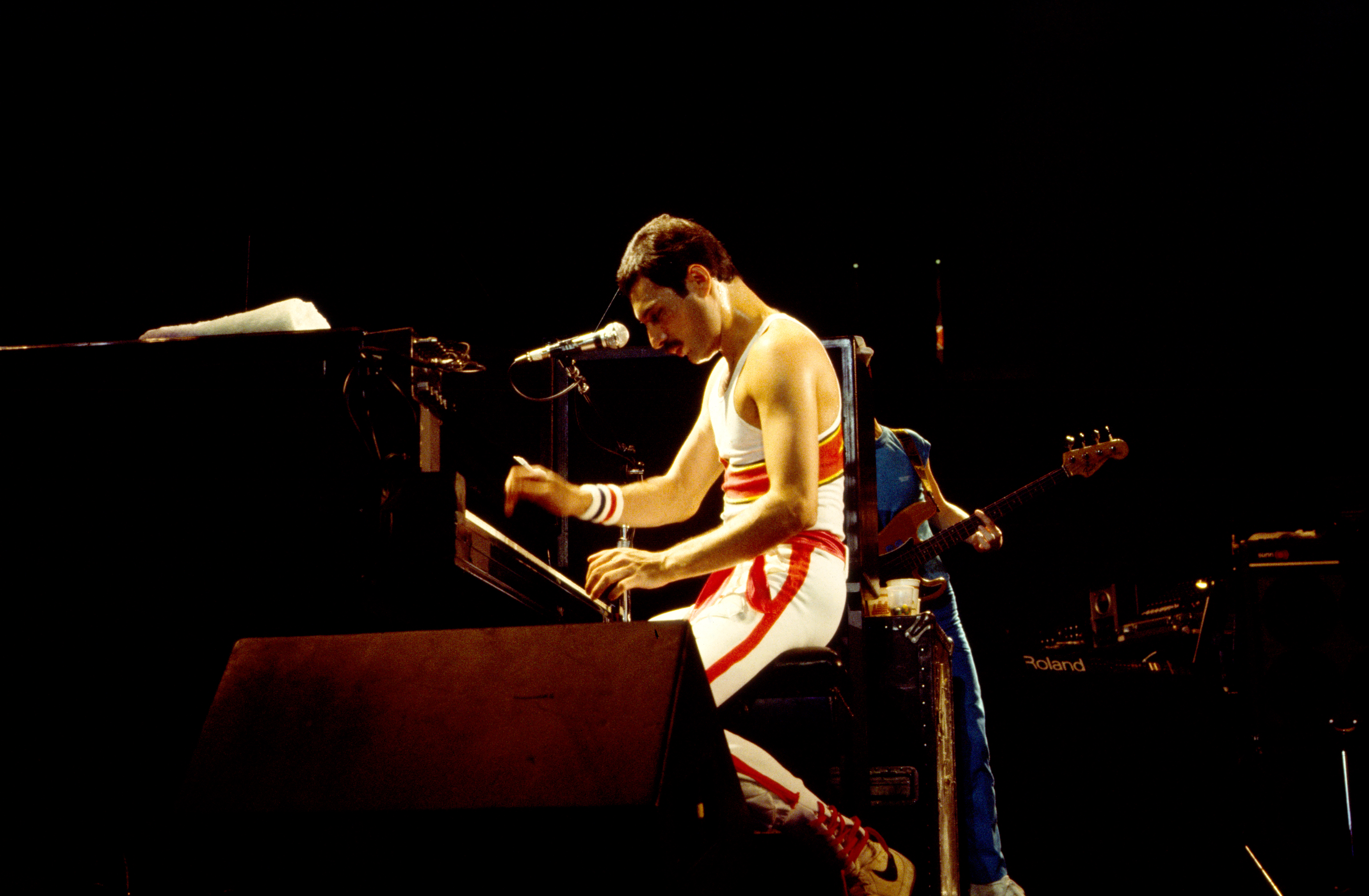 Freddie Mercury of Queen plays piano as he performs onstage on August 9, 1982 at Byrne Arena in East Rutherford, New Jersey. | SOurce: Getty Images
