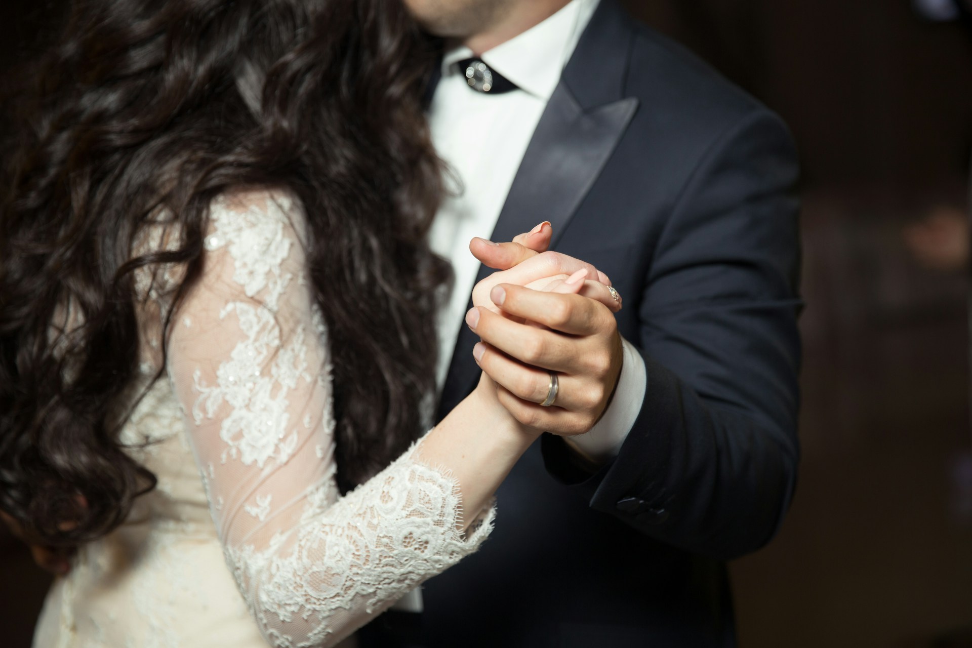 A newlywed couple dancing | Source: Unsplash