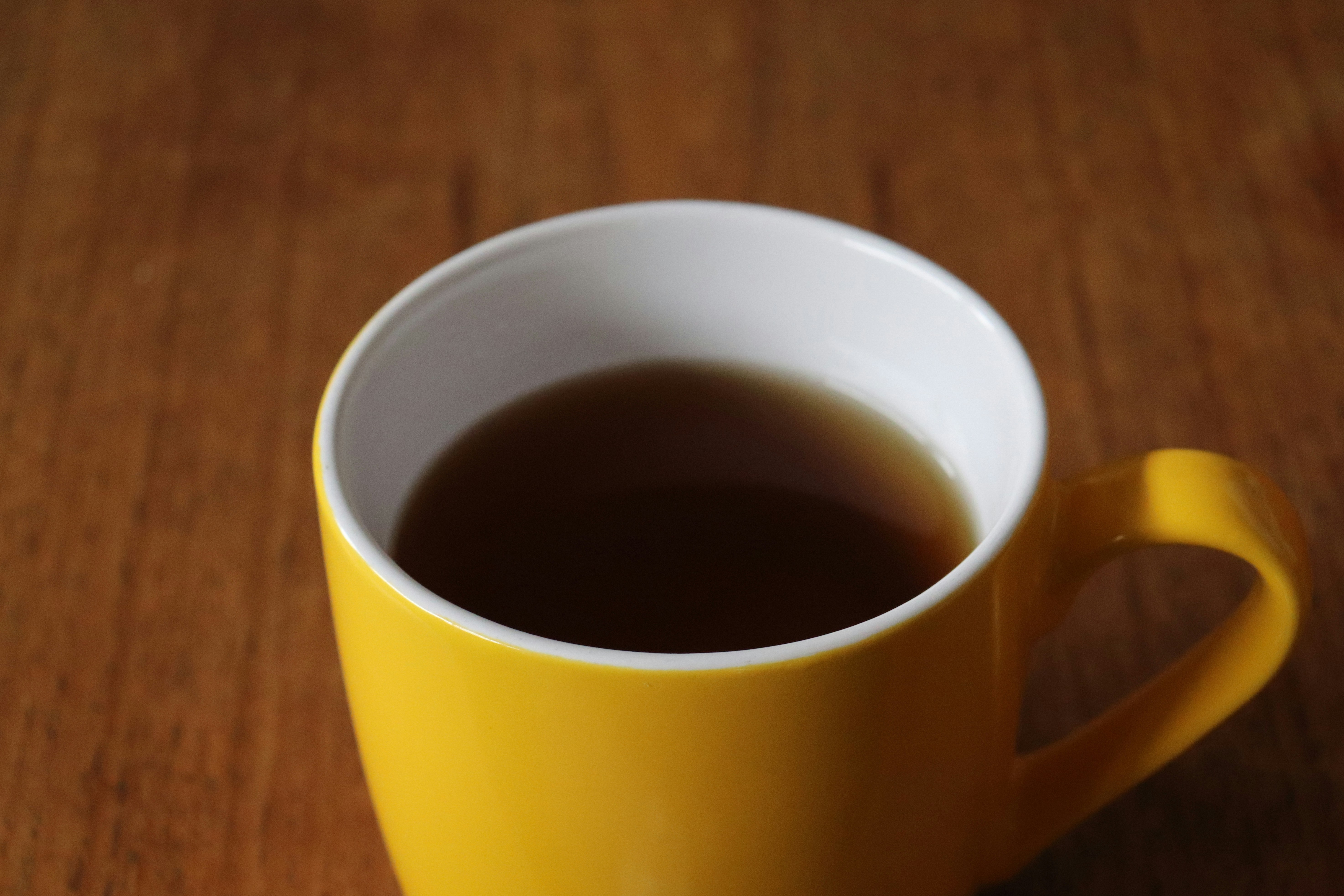 Uma caneca de chá sobre uma mesa | Fonte: Unsplash