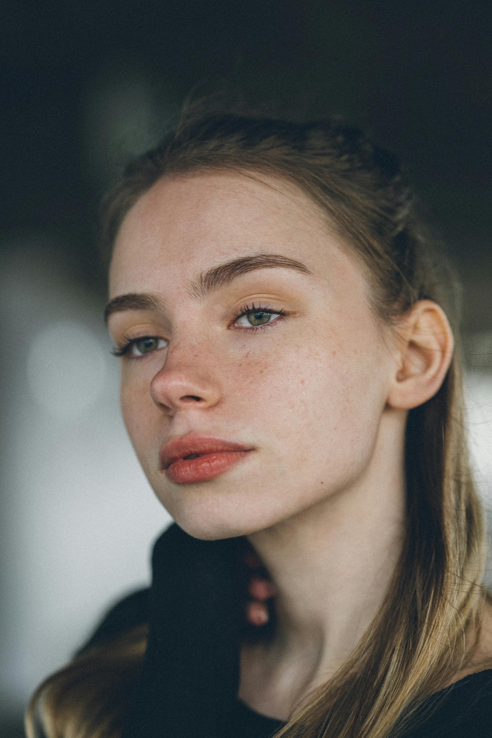Uma adolescente pensativa | Fonte: Unsplash