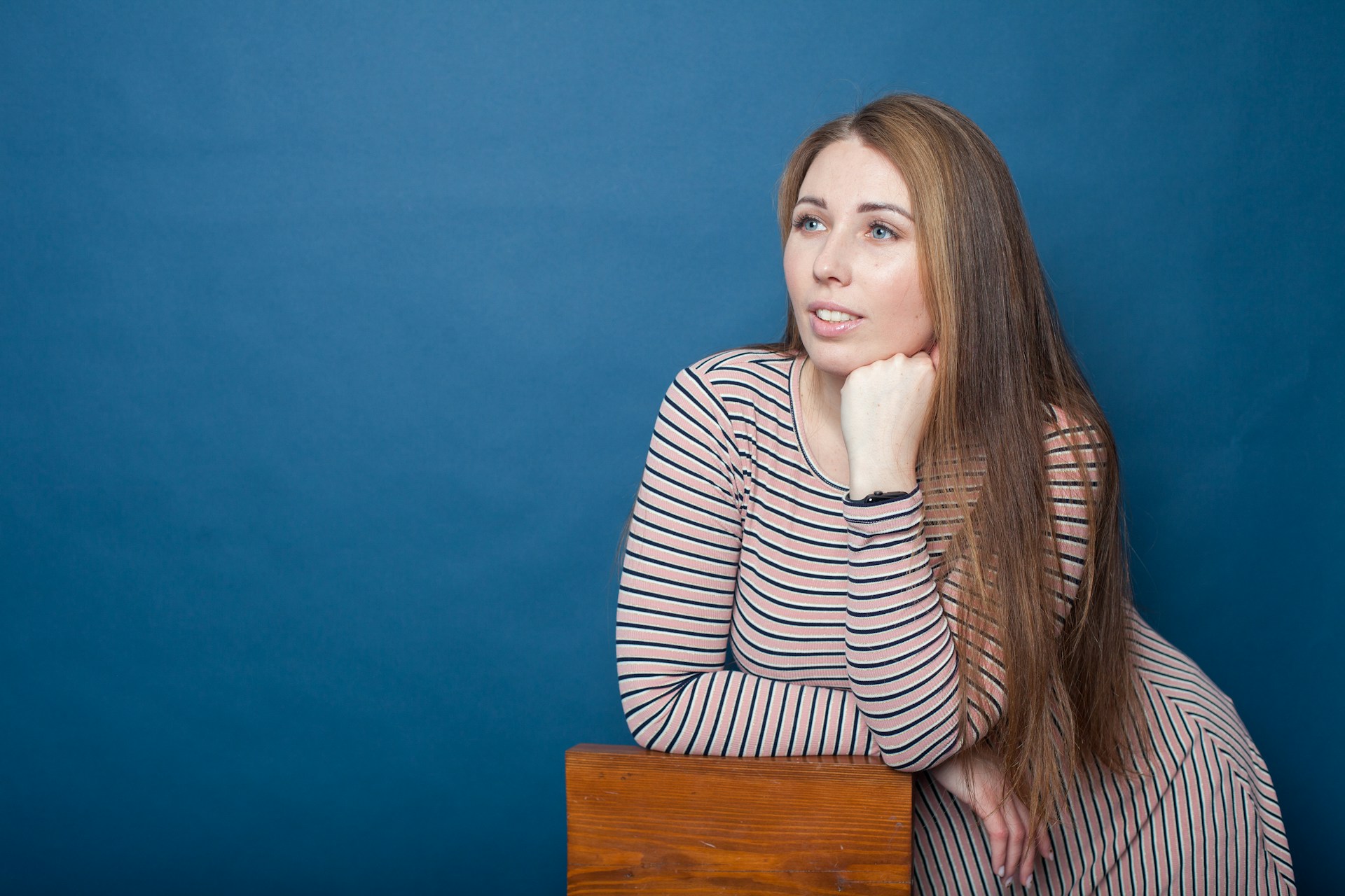 A woman speaking to someone | Source: Unsplash