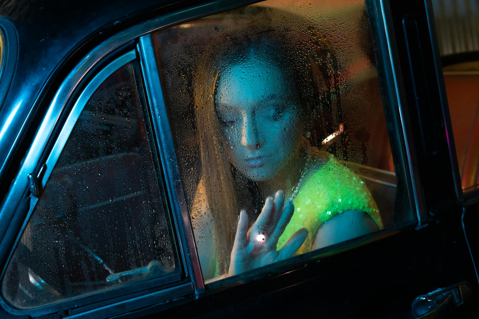 A sad woman looking through the window of a car | Source: Pexels