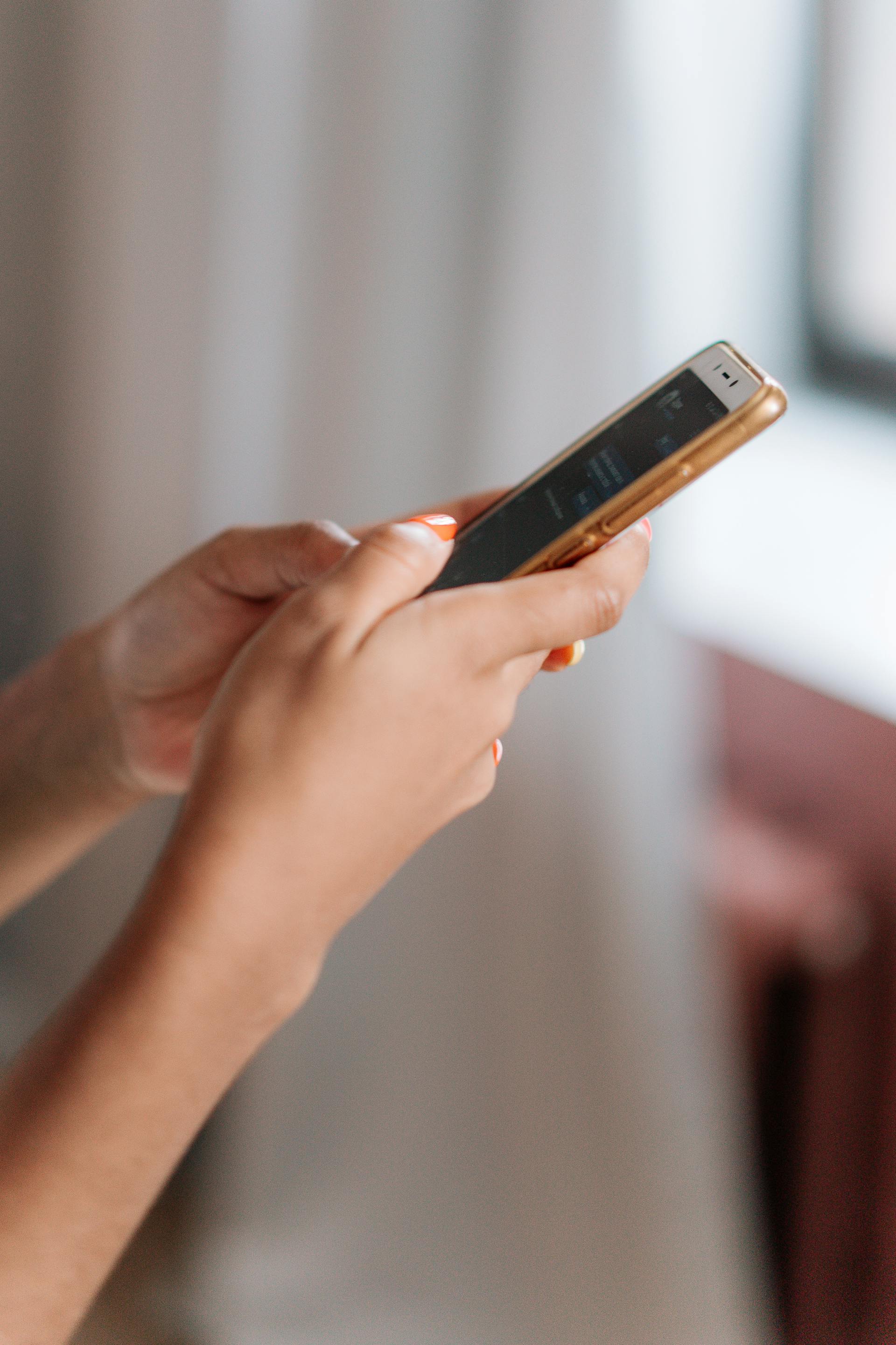 A close-up of a woman texting | Source: Pexels