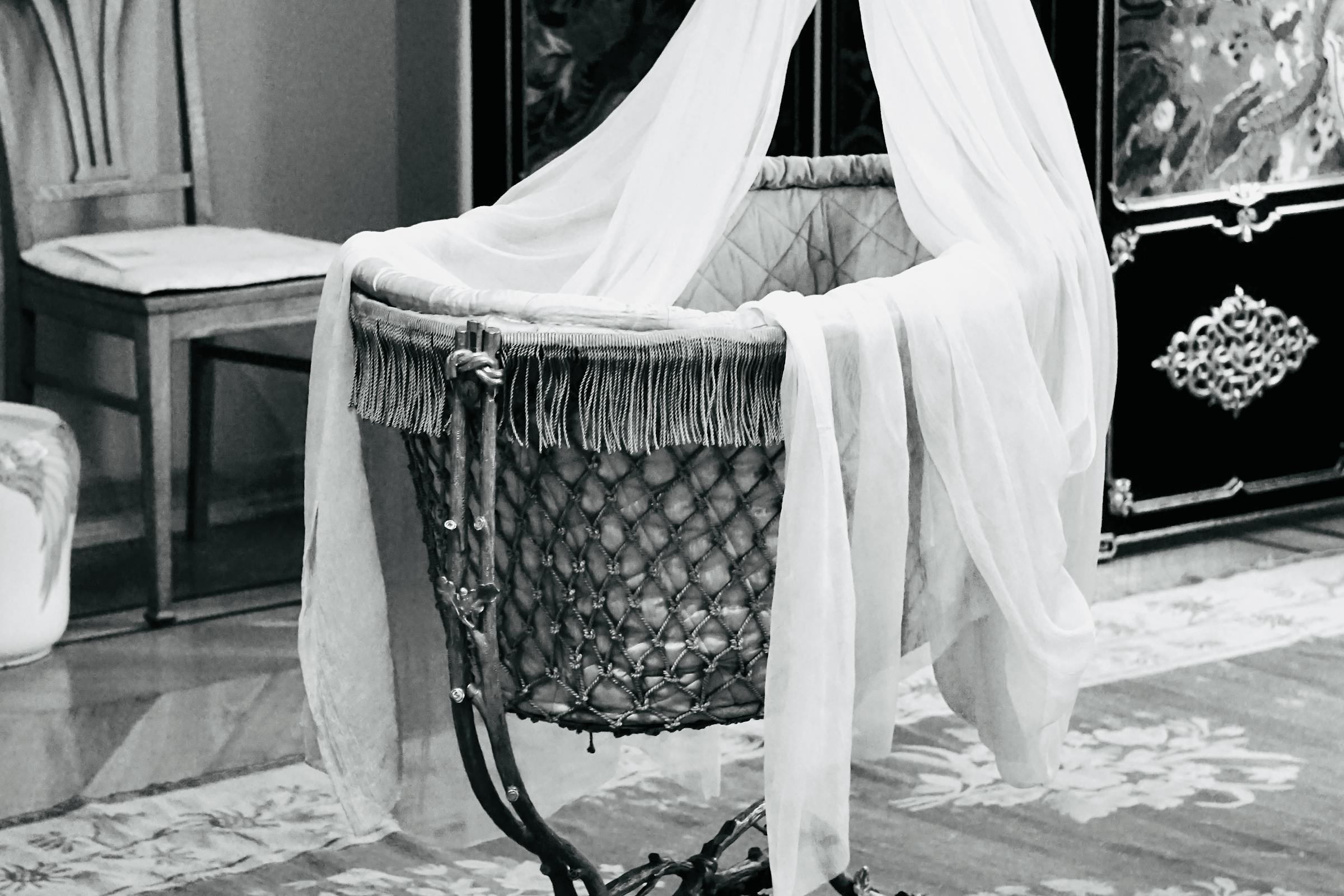 A vintage bassinet | Source: Pexels