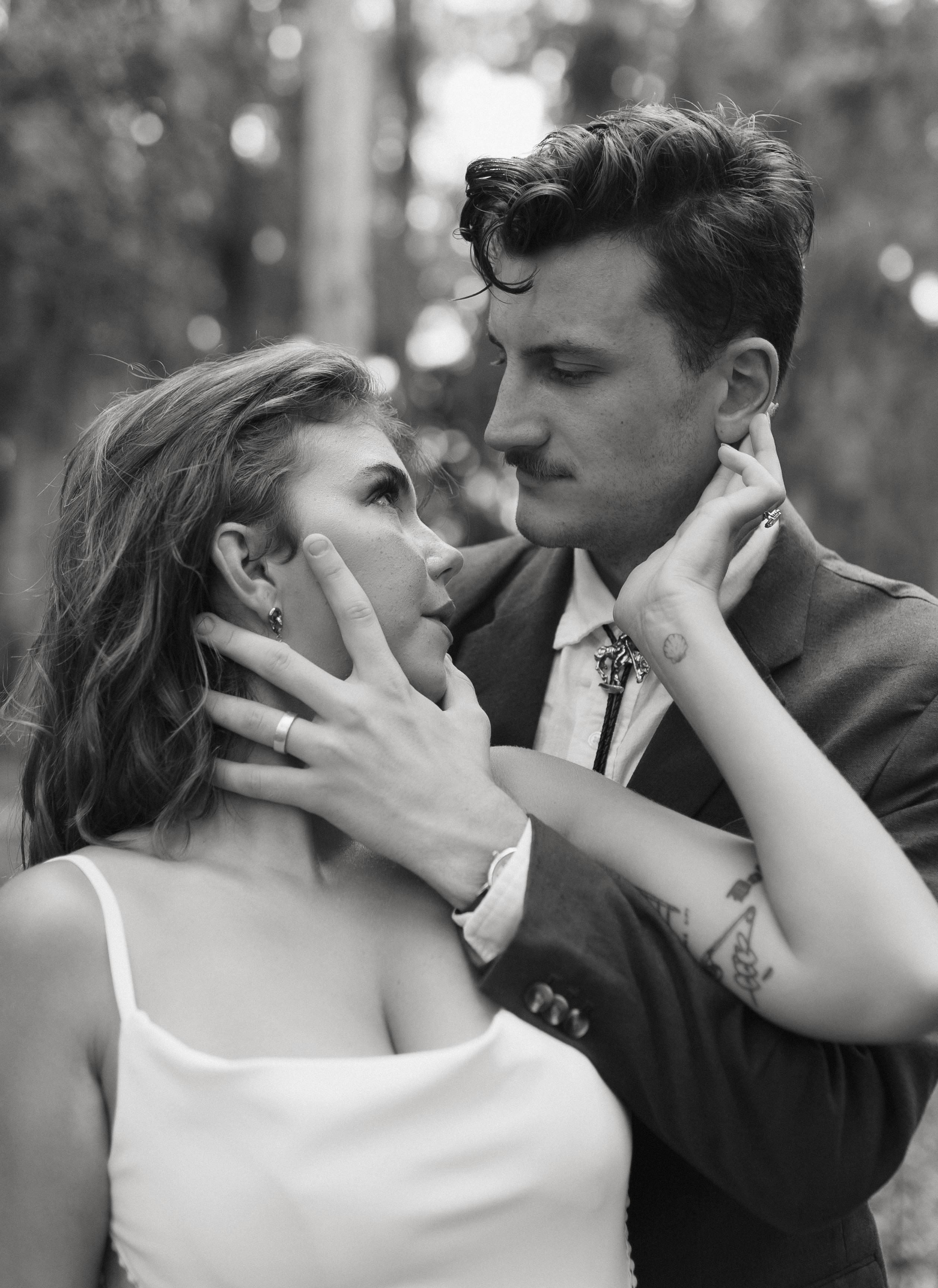 Couple staring at each other | Source: Pexels
