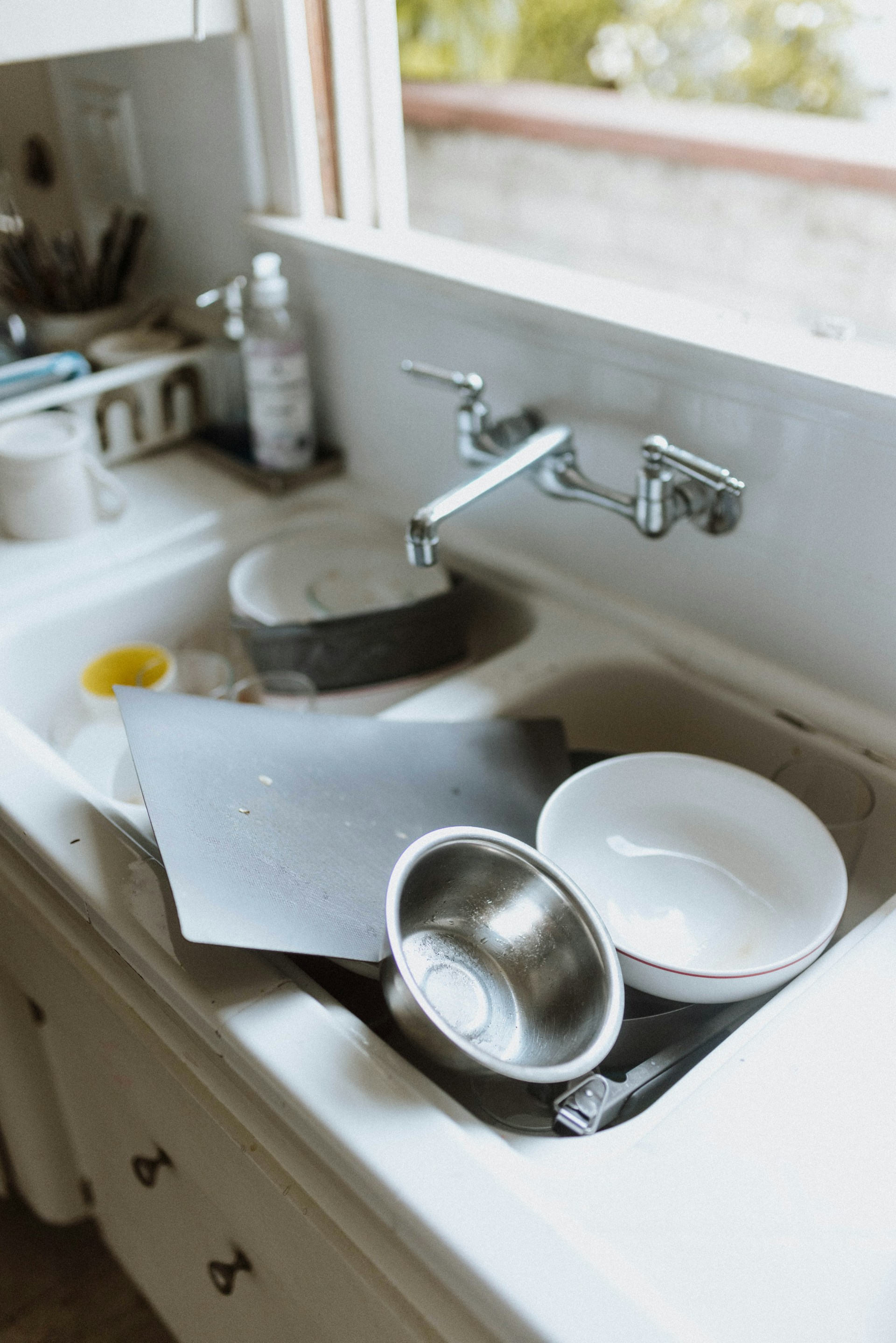 Dirty dishes in a kitchen sink | Source: Unsplash