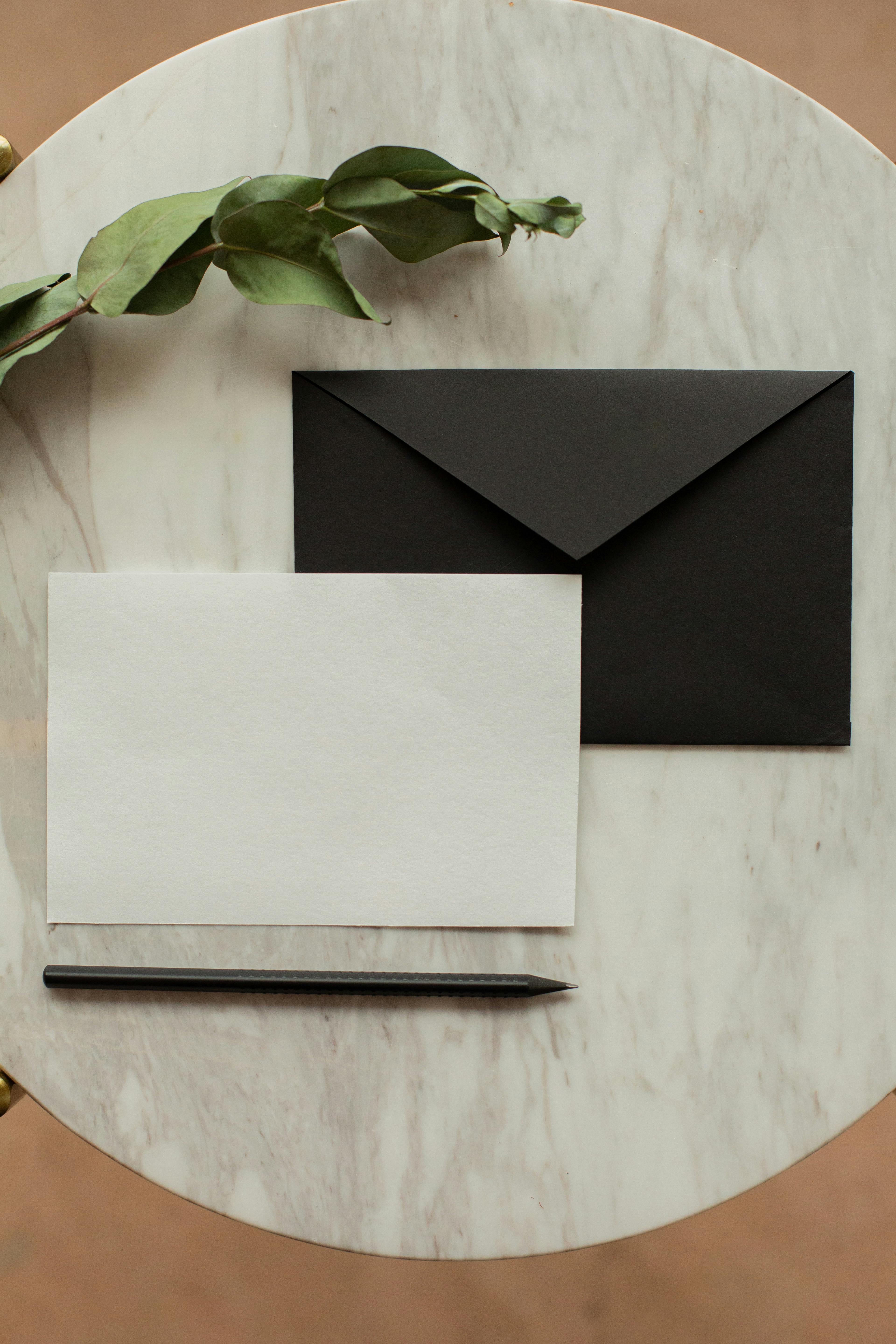 Um envelope sobre uma mesa | Fonte: Pexels