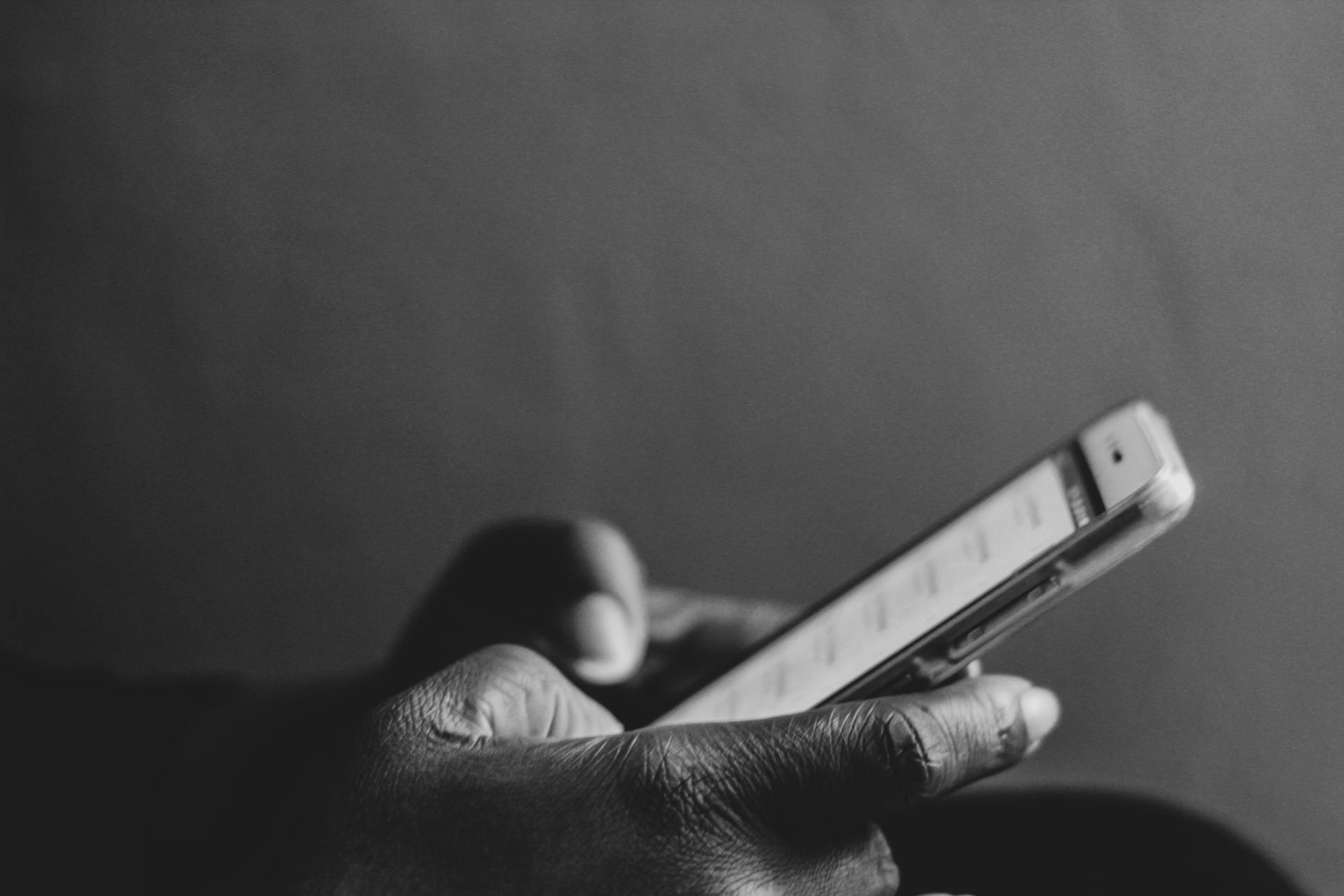 A person using their cell phone | Source: Pexels
