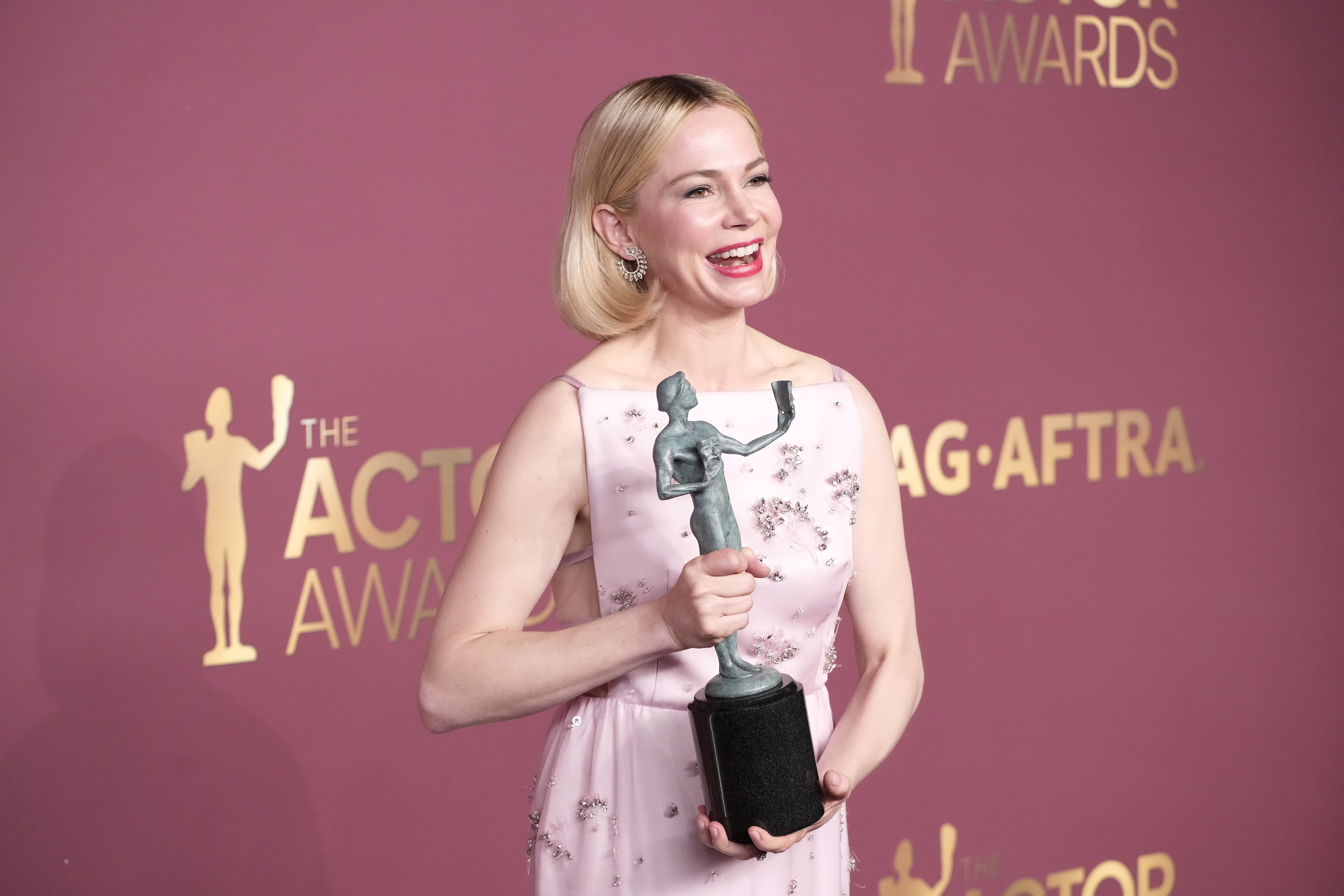 Lisa Kudrow presents the award for Outstanding Performance by a Female Actor in a Comedy Series during the 32nd Annual Actor Awards at the Shrine Auditorium in Los Angeles on March 1, 2026. | Source: Getty Images