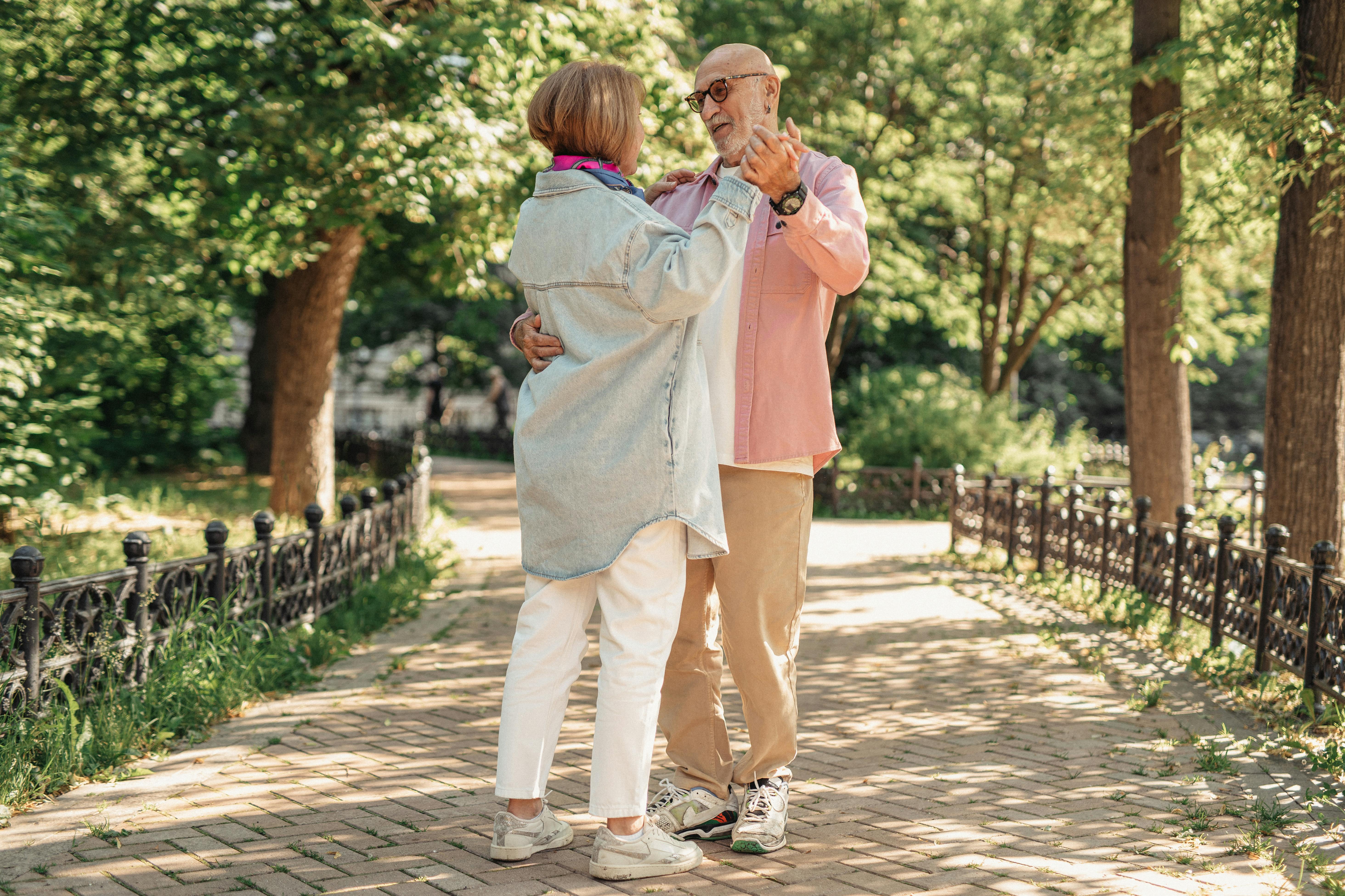 Um casal de idosos se abraçando em um parque | Fonte: Pexels