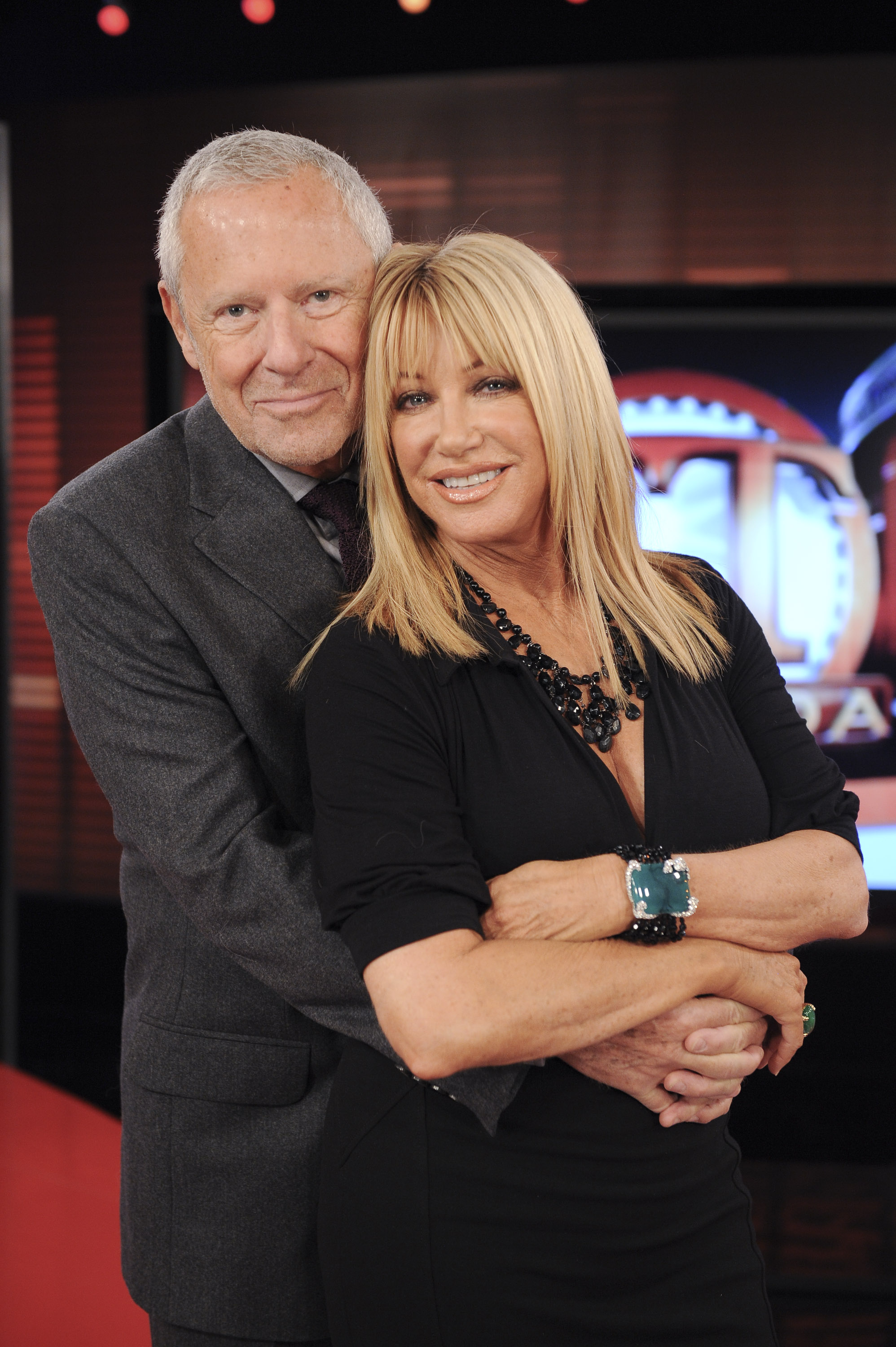 Alan Hamel and Suzanne Somers Visit ET Canada to Promote her novel "Knockout" at the ET Canada Studios on October 26, 2009, in Toronto, Canada. | Source: Getty Images