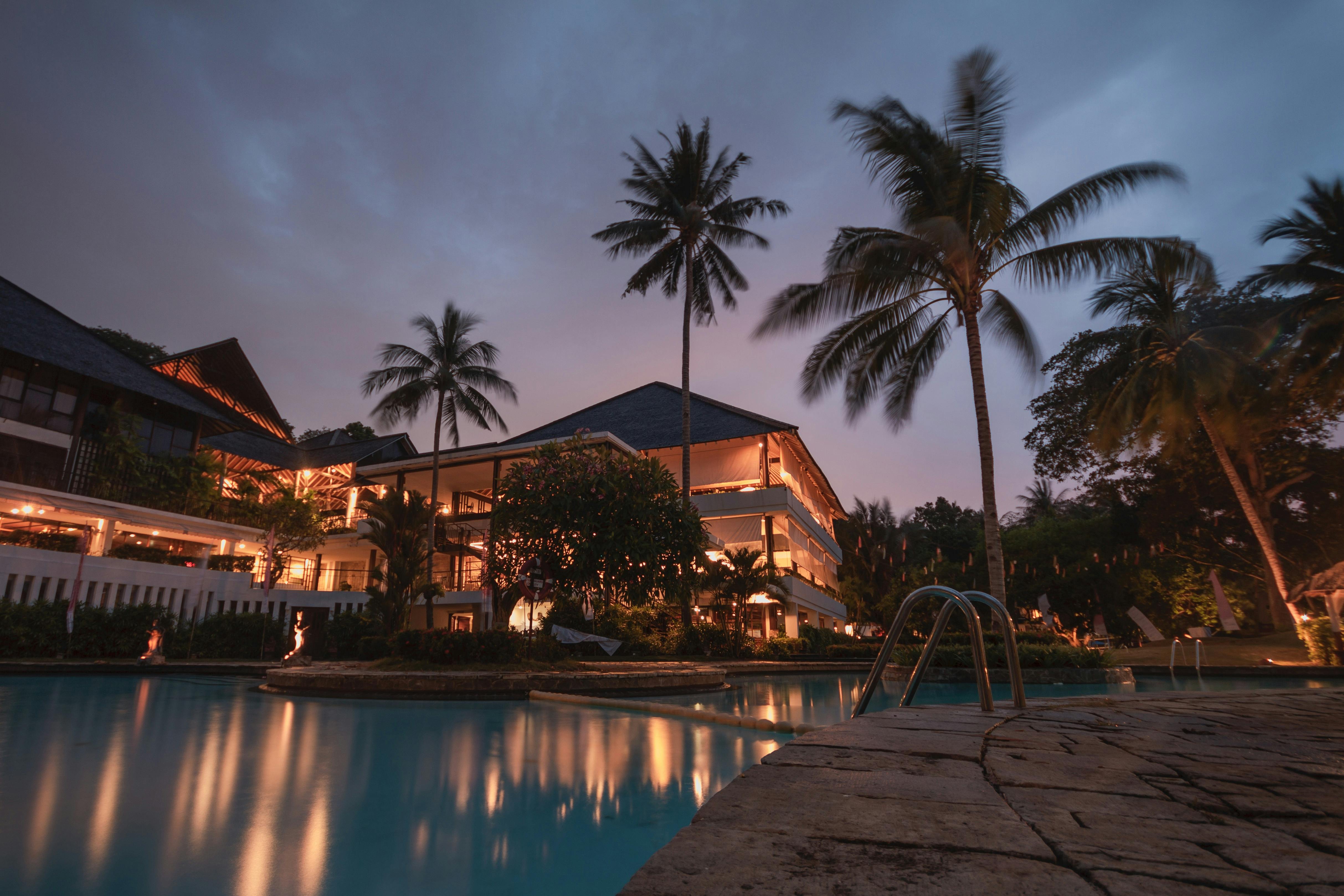 A resort with palm trees | Source: Pexels