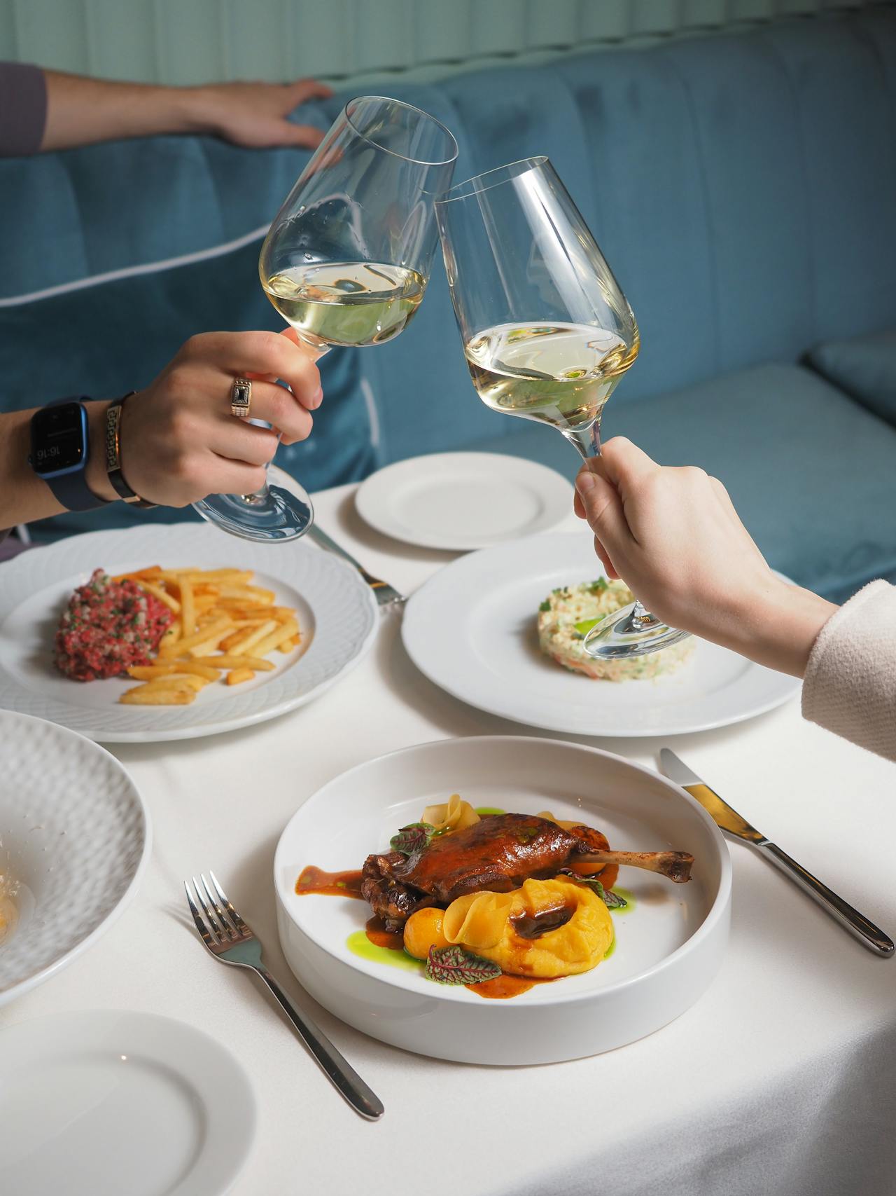 Two people clinking their champagne glasses | Source: Pexels