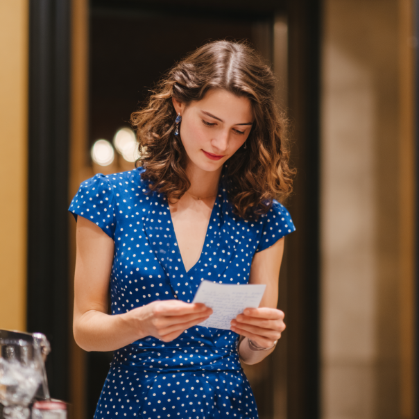 A woman reading a note | Source: Midjourney