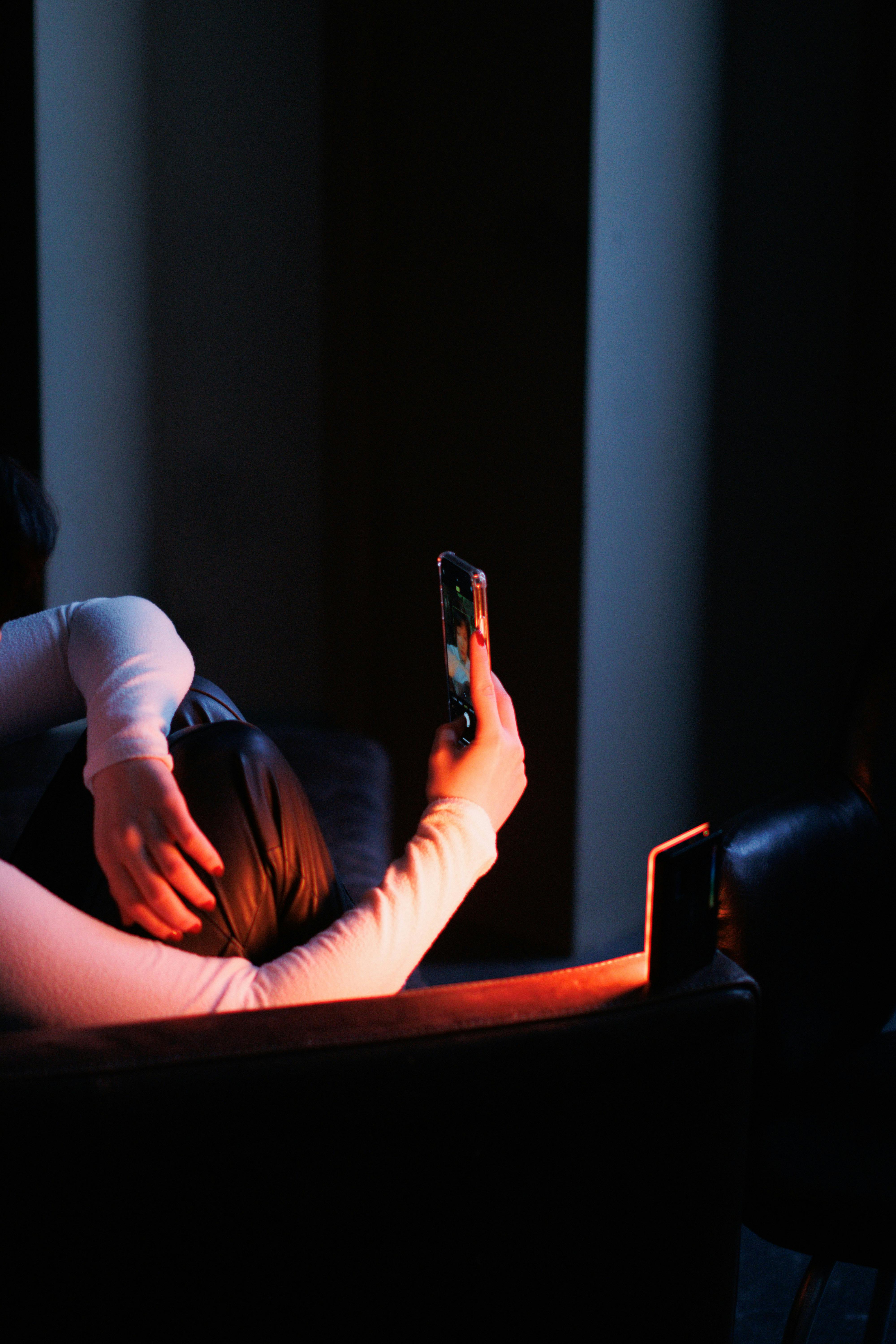 A woman holding a cellphone | Source: Pexels