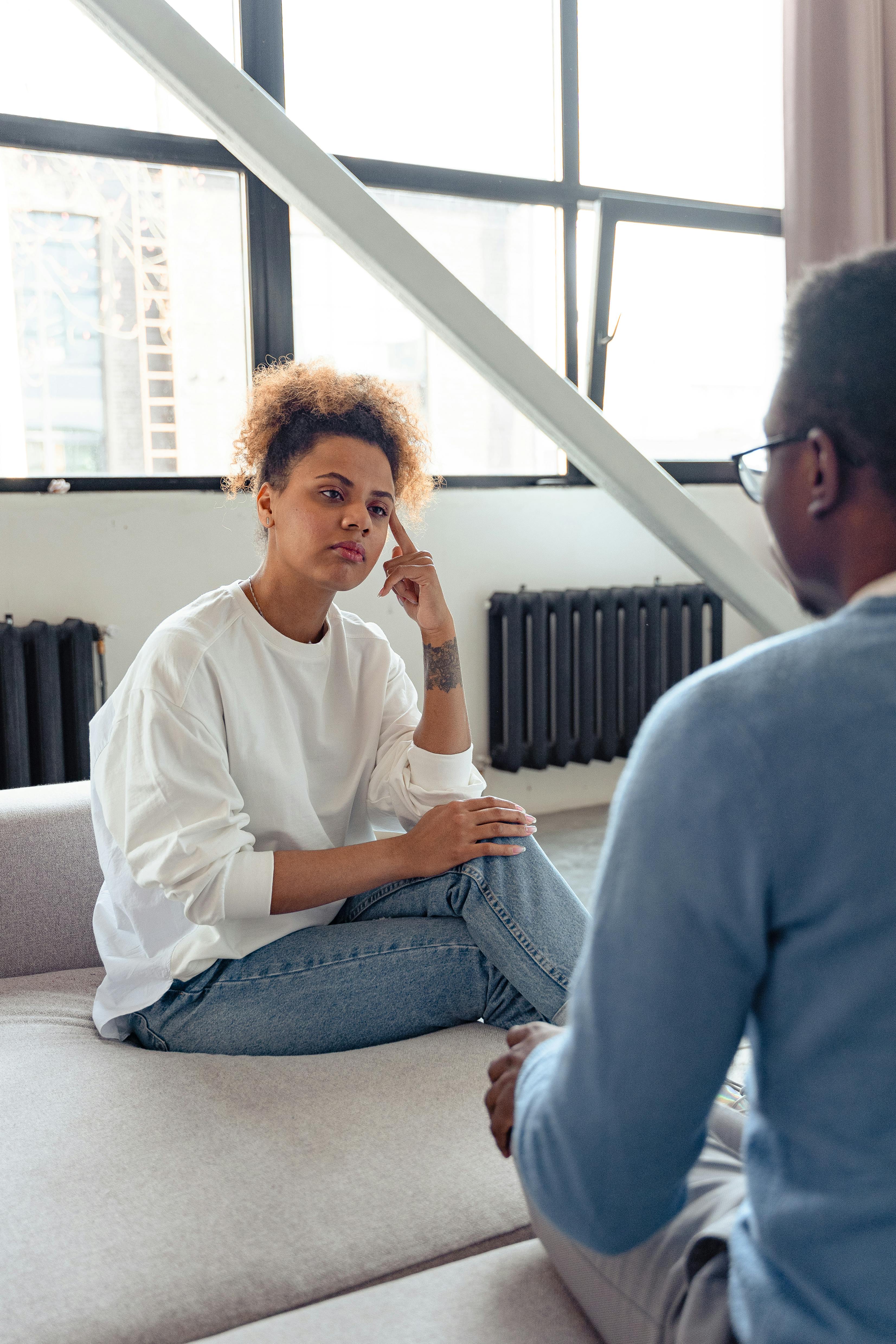 A woman talking to a man | Source: Pexels