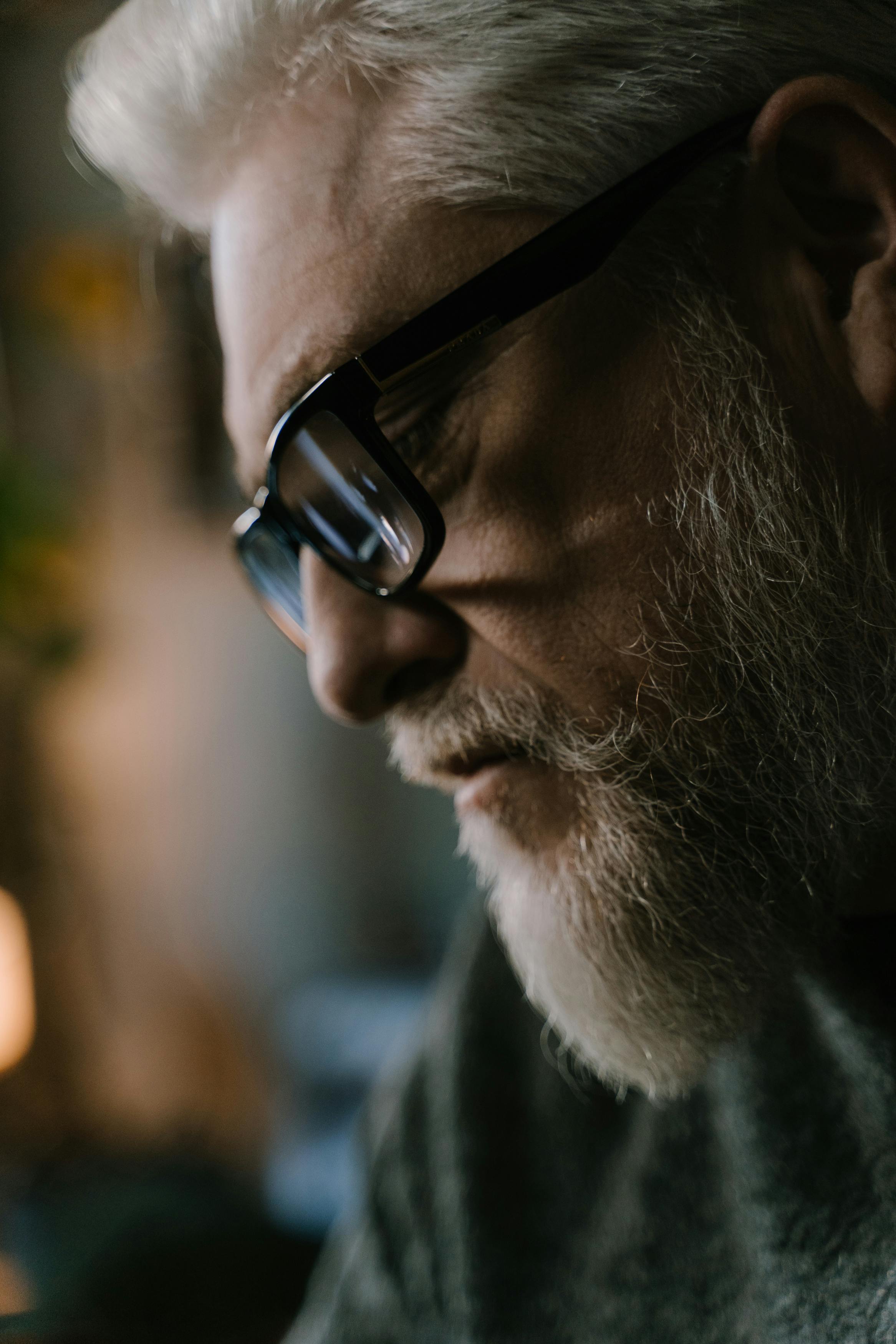 Um close de um homem idoso | Fonte: Pexels