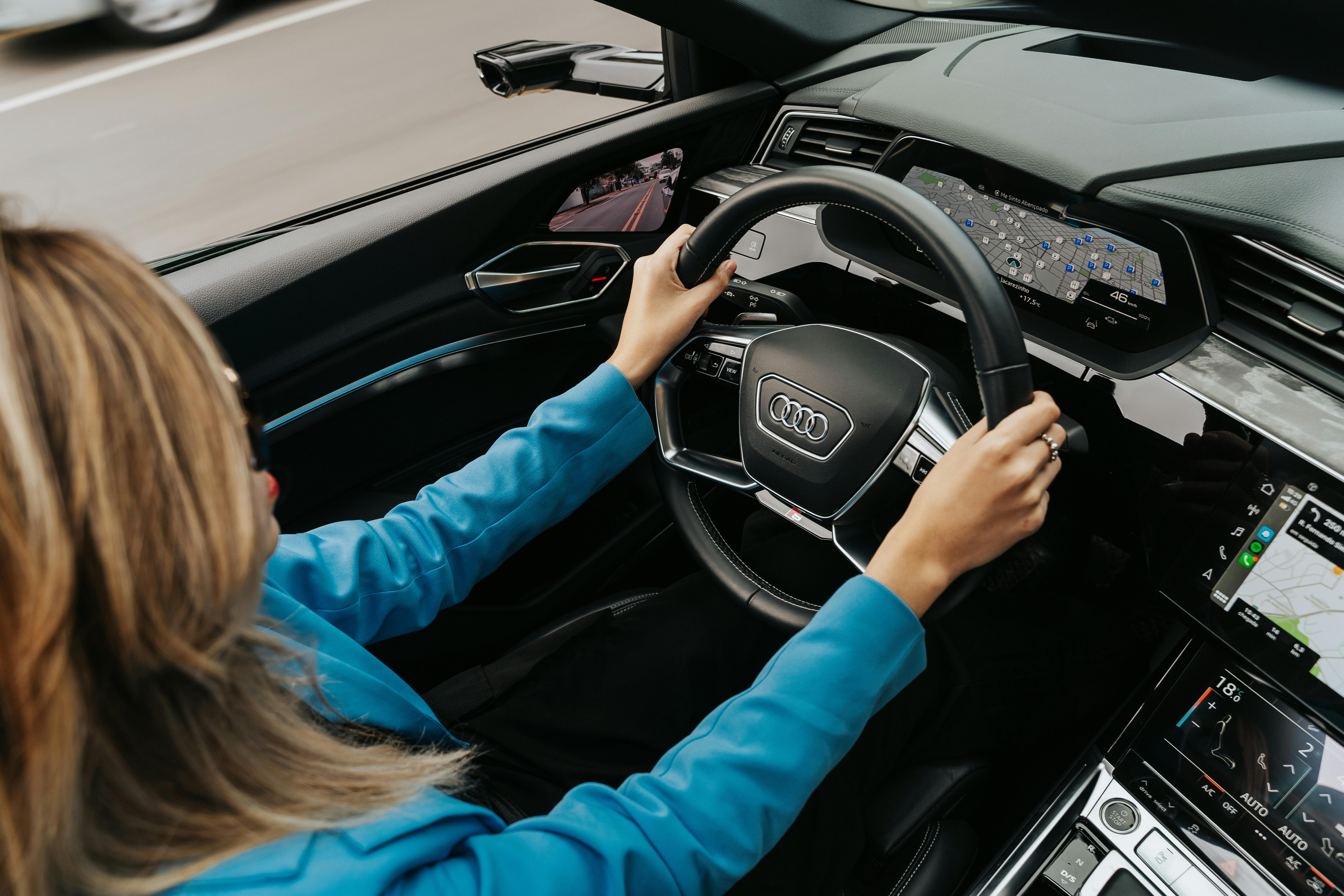 A woman sitting in a car | Source: Pexels
