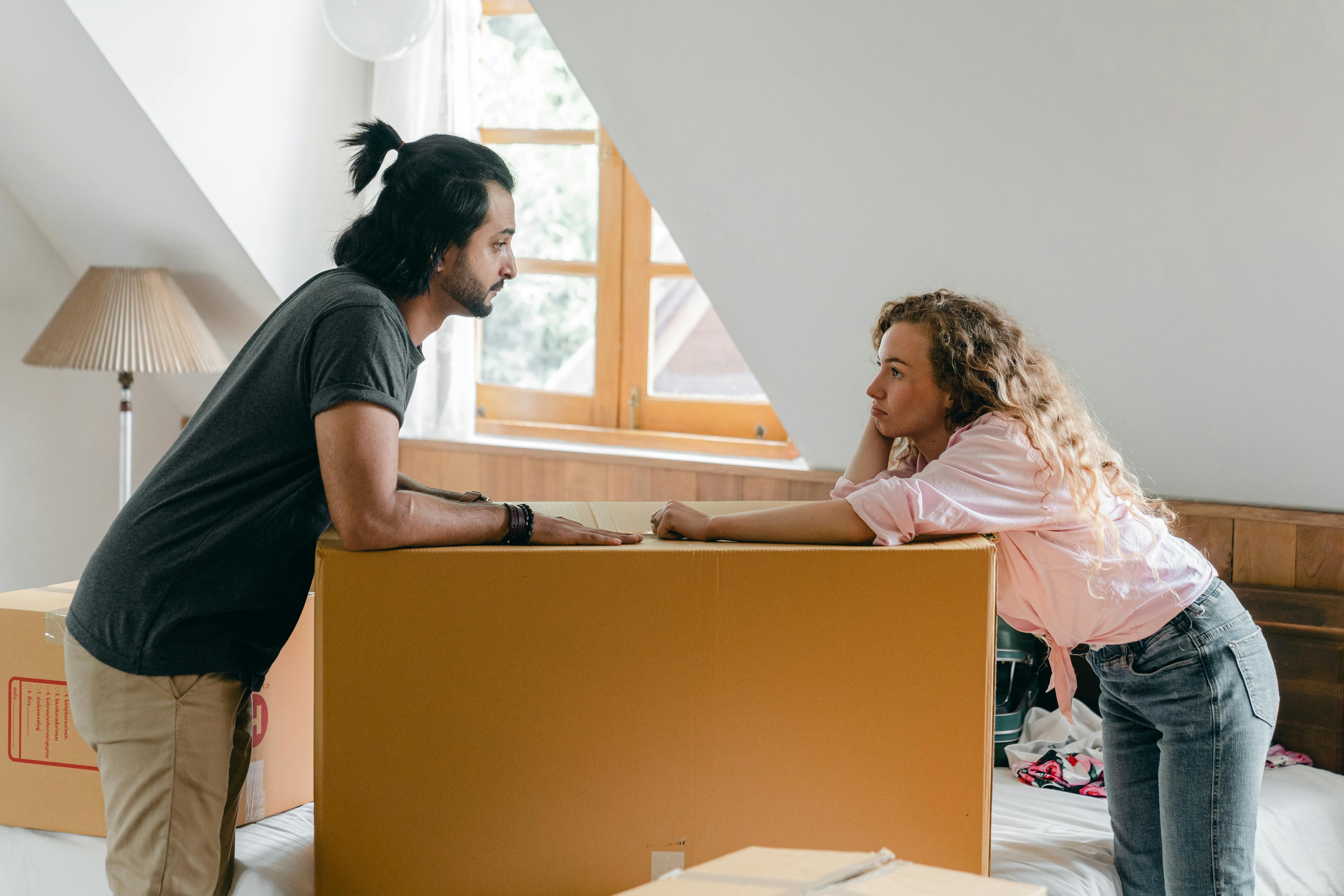 A couple engaged in a serious conversation | Source: Pexels