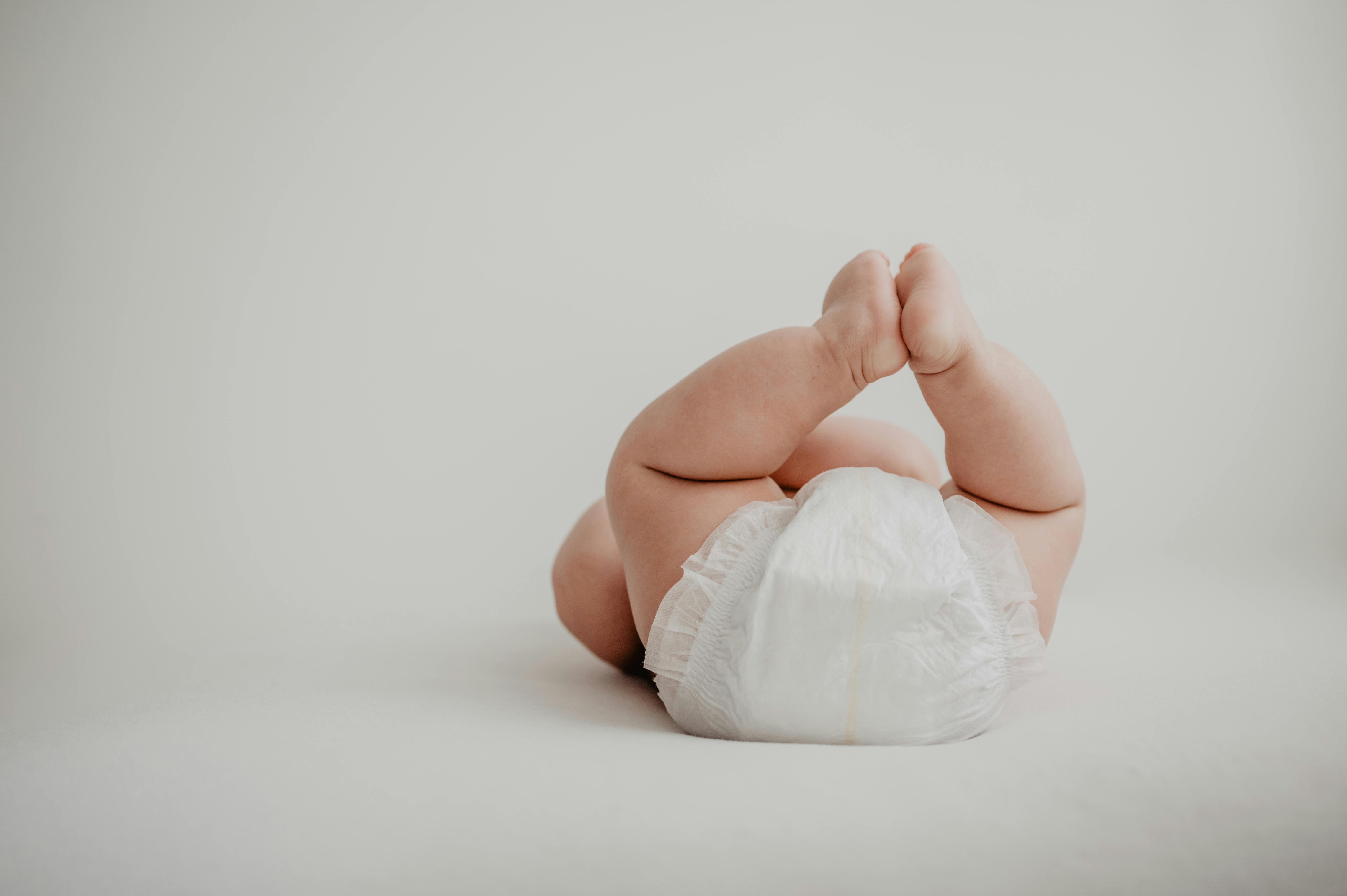 A baby laying with their legs up | Source: Pexels