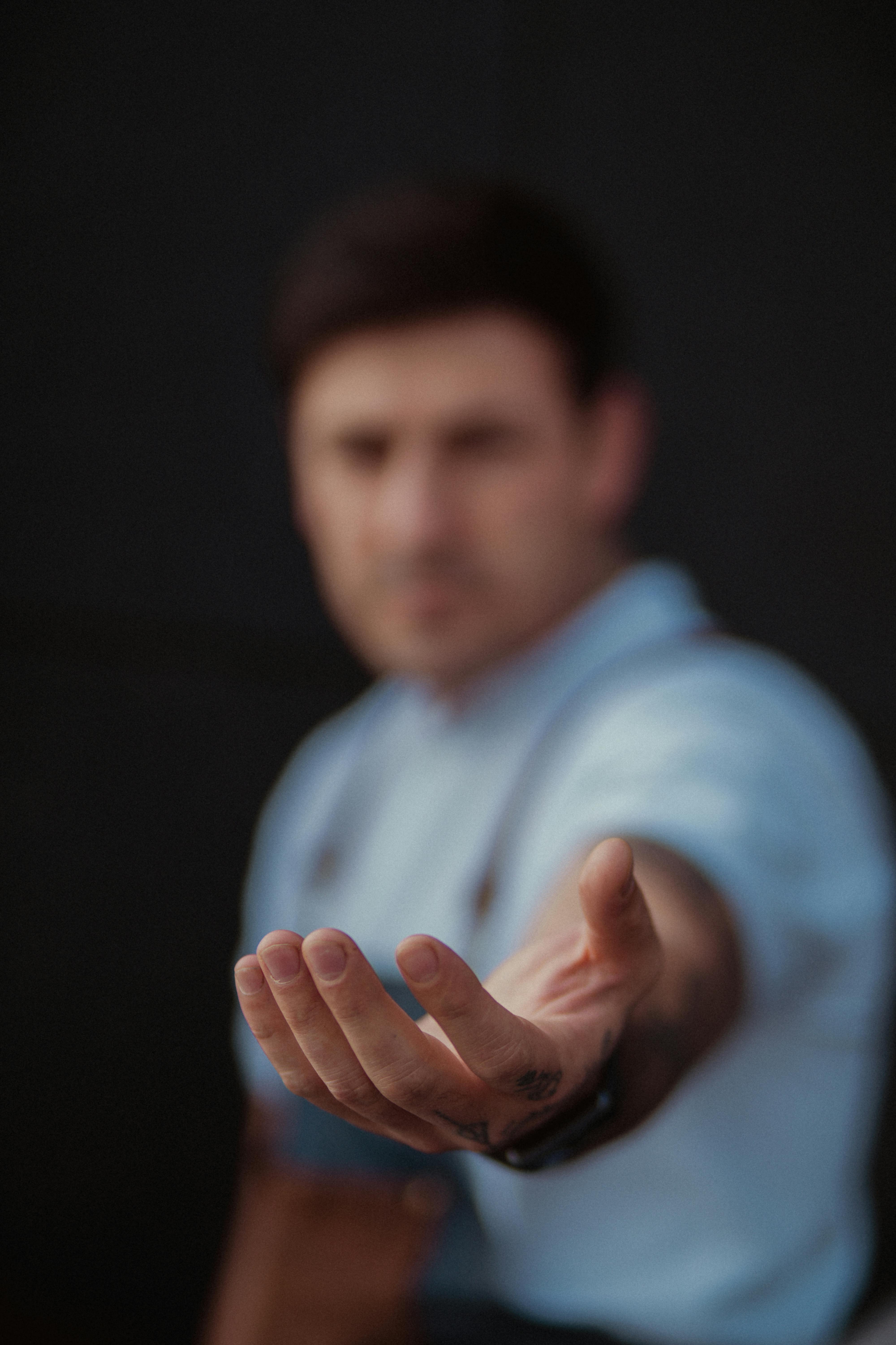 A man reaching out his hand | Source: Pexels