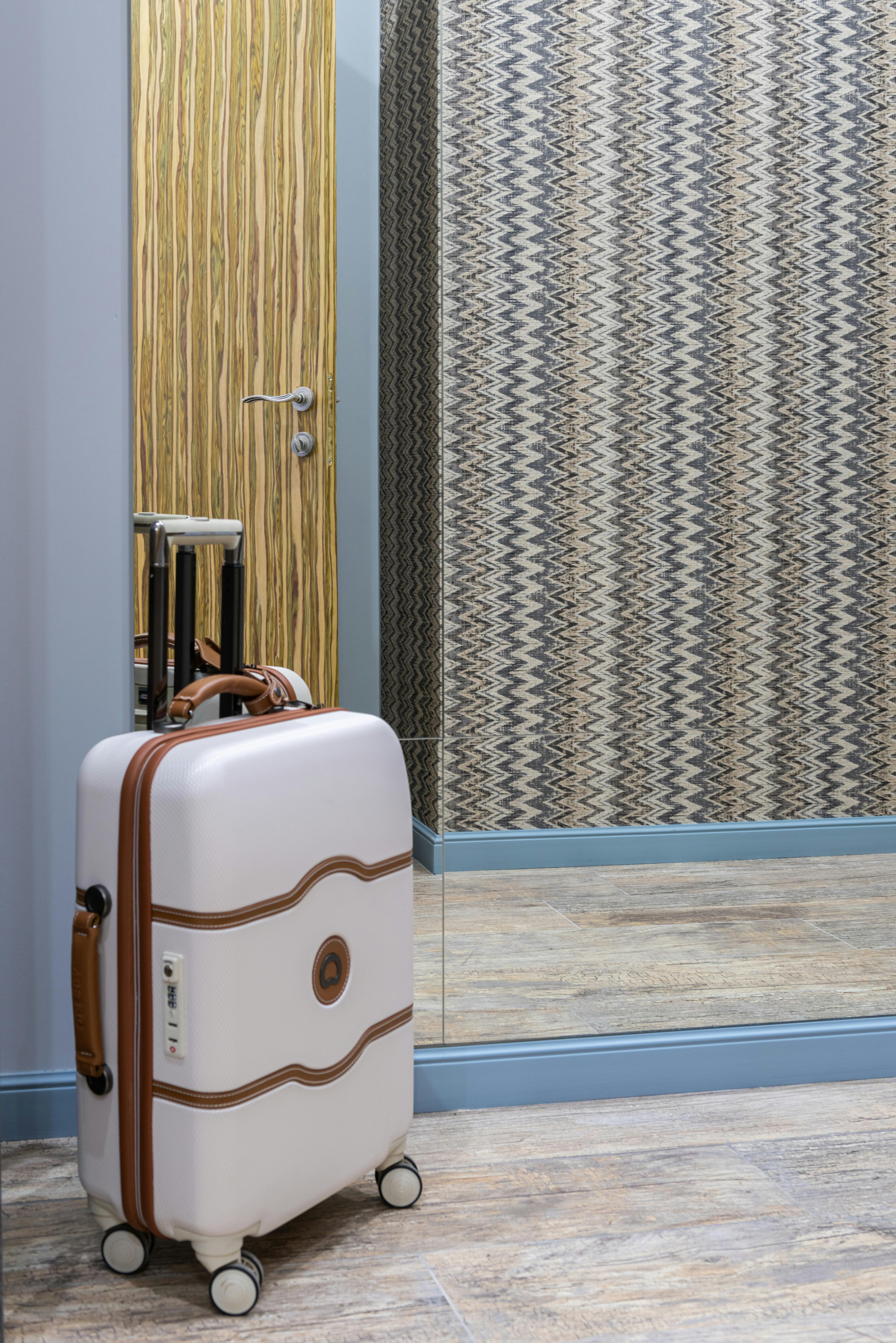 A standing suitcase | Source: Pexels
