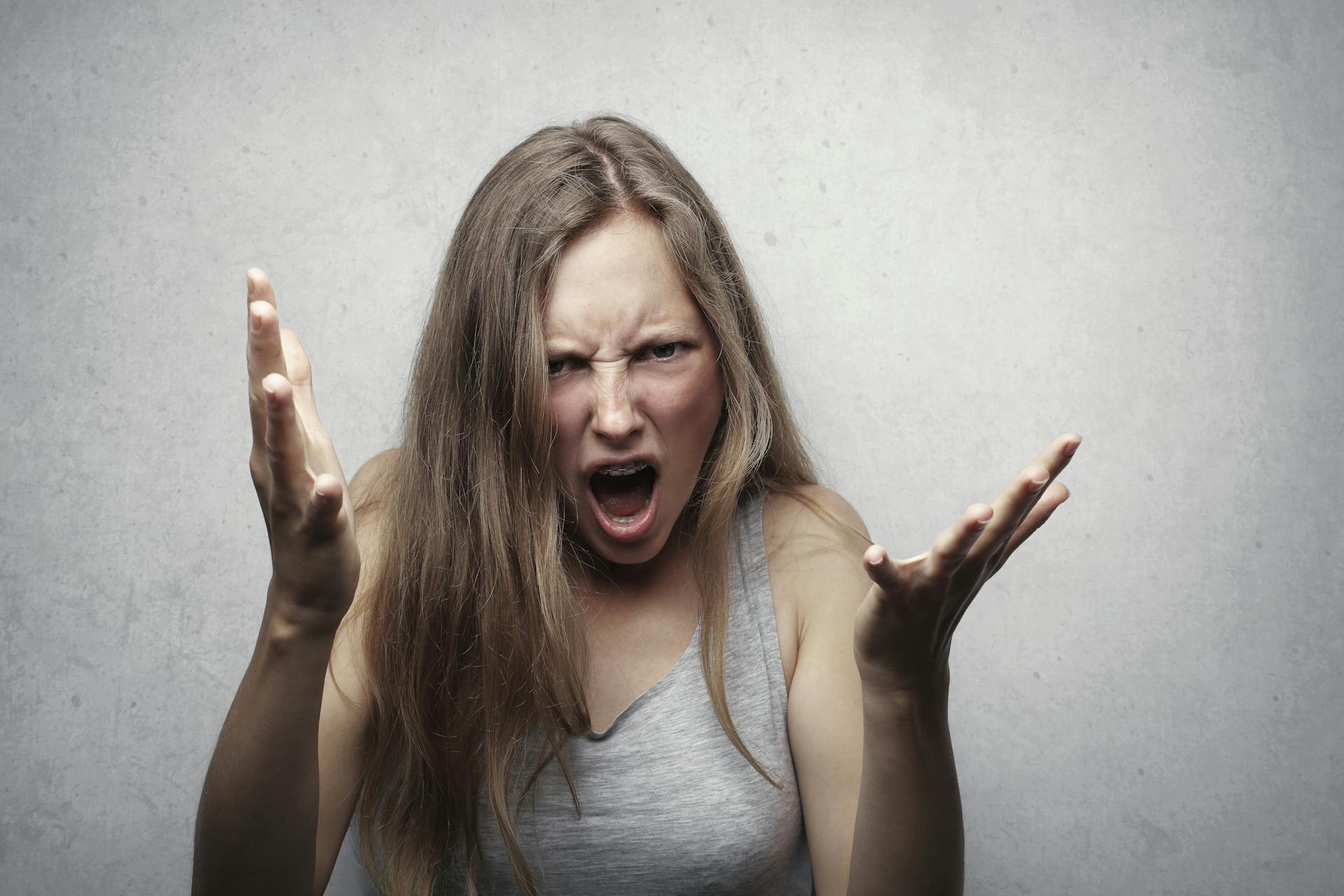 A furious woman yelling | Source: Pexels