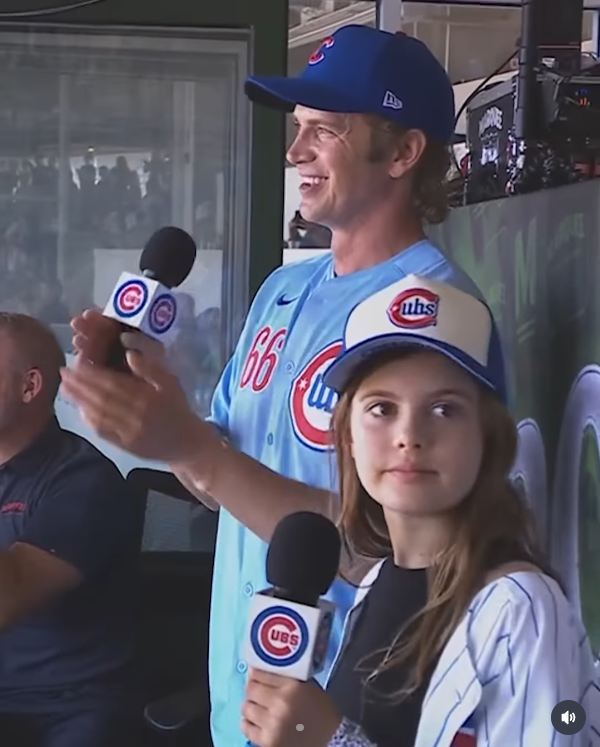 Hayden Christensen and his daughter, Briar Rose, sing  "Take Me Out to the Ballgame" together at the Chicago Cubs home game on August 15, 2015. | Source: Instagram/mlb